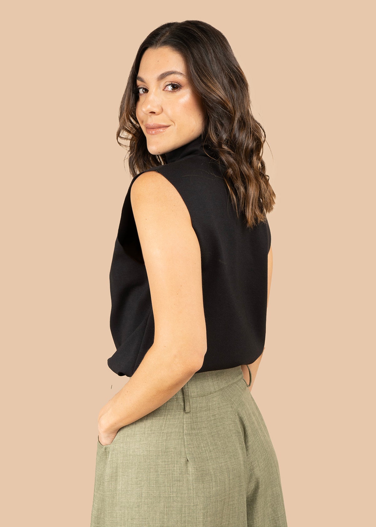 Camiseta color negro sin mangas con cuello alto 105798