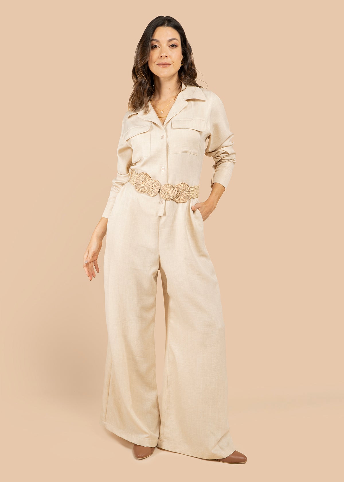Enterizo color beige con bota ancha y bolsillos en el pecho 105800