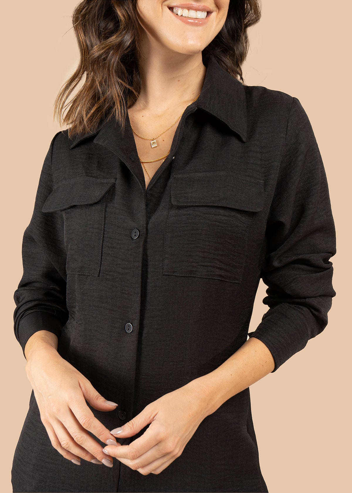 Enterizo color negro con bota ancha y bolsillos en el pecho 105800