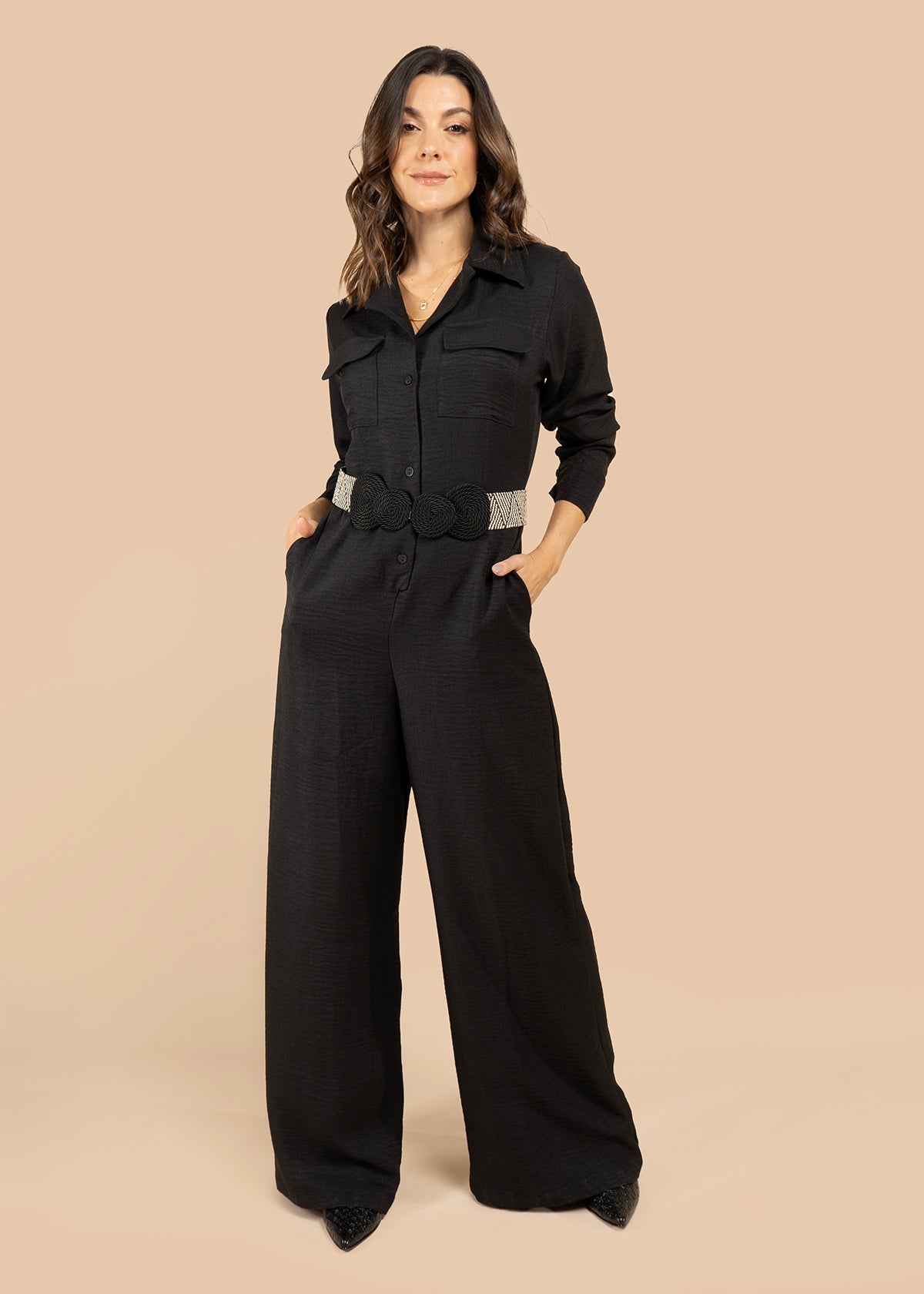 Enterizo color negro con bota ancha y bolsillos en el pecho 105800