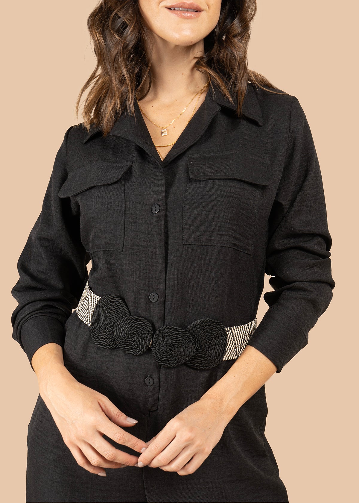 Enterizo color negro con bota ancha y bolsillos en el pecho 105800