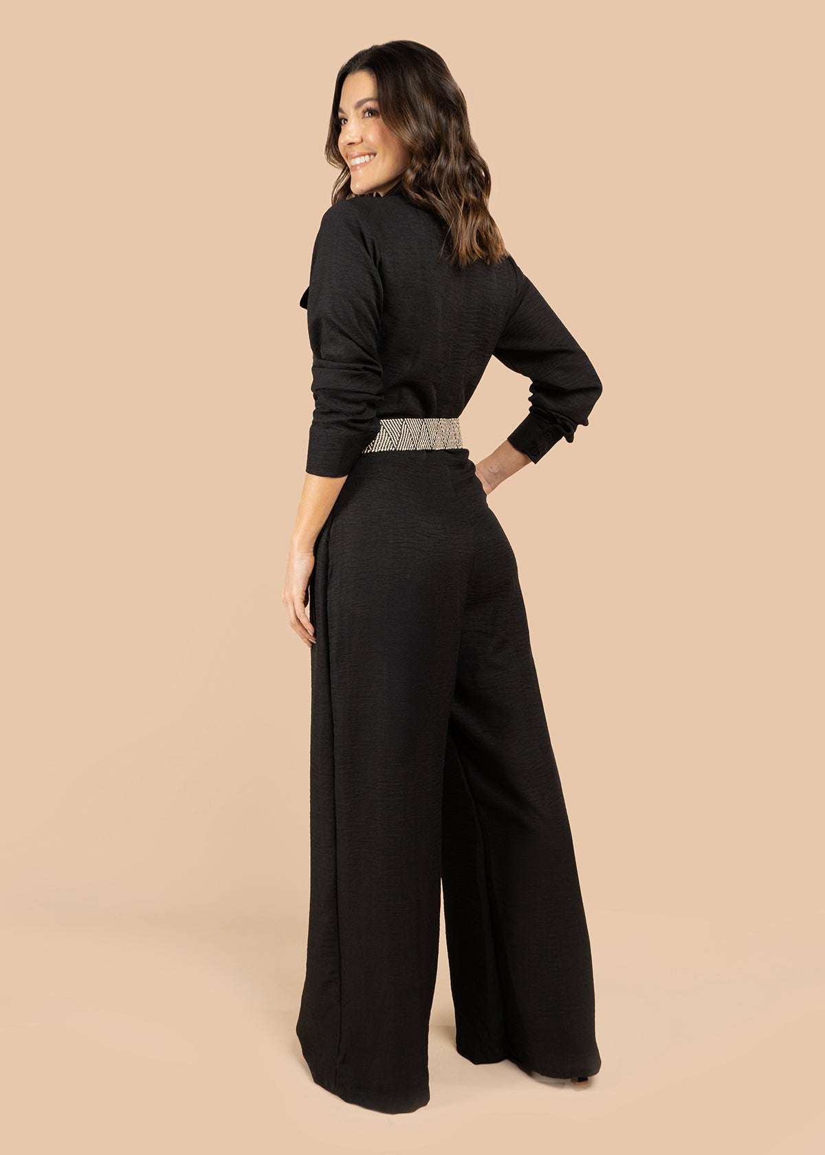 Enterizo color negro con bota ancha y bolsillos en el pecho 105800