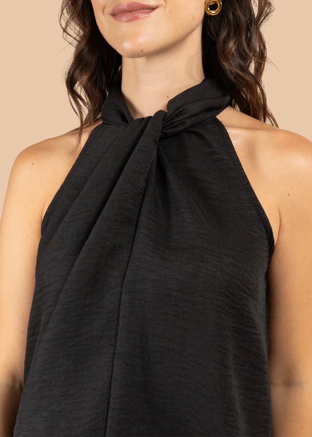 Blusa color negro con nudo en el cuello 105801