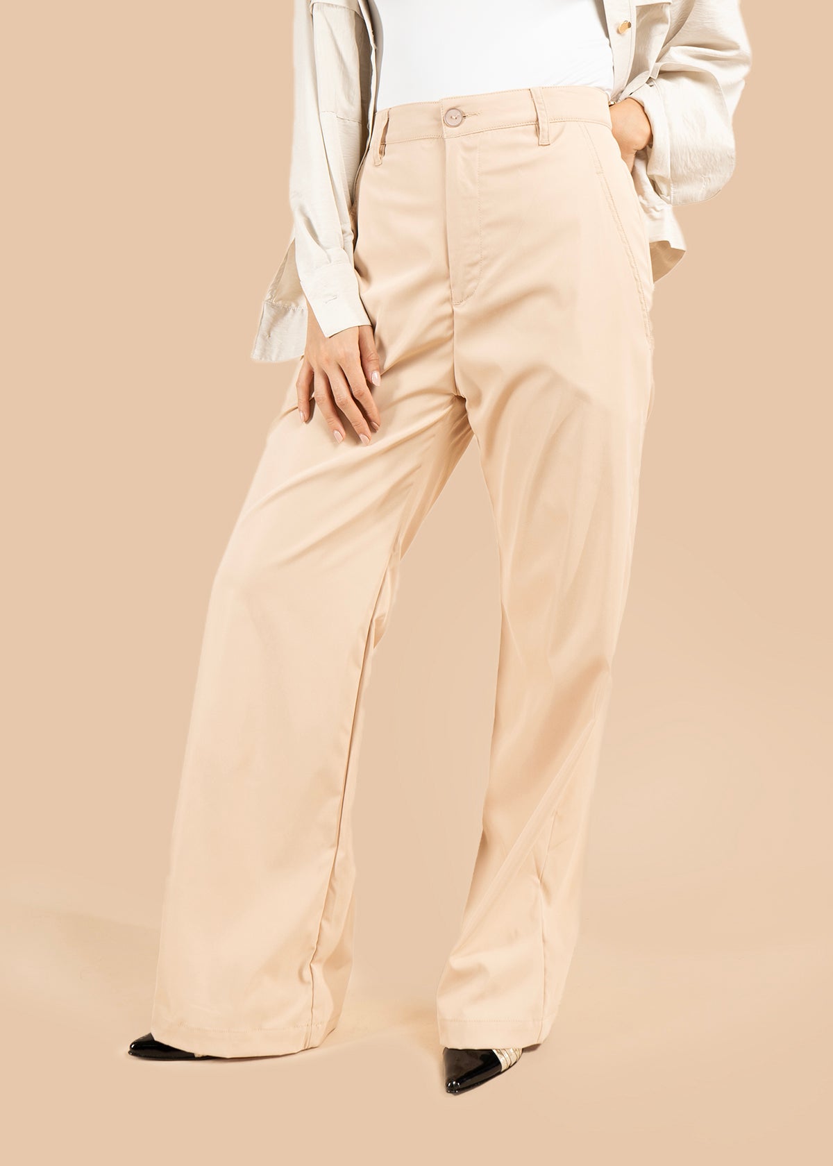 Pantalón color caqui con corte recto y cintura alta 105802