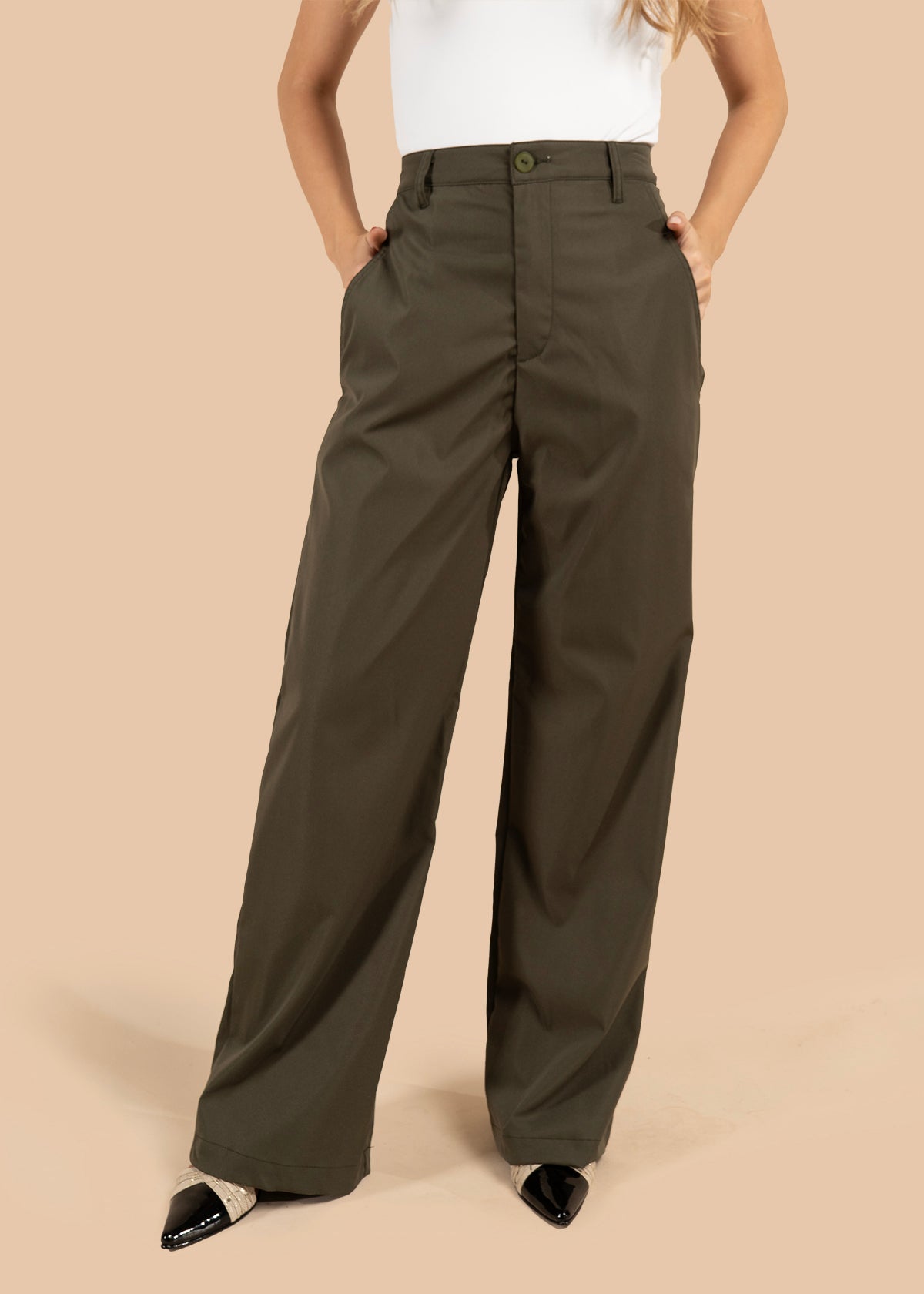 Pantalón color verde con corte recto y cintura alta 105802