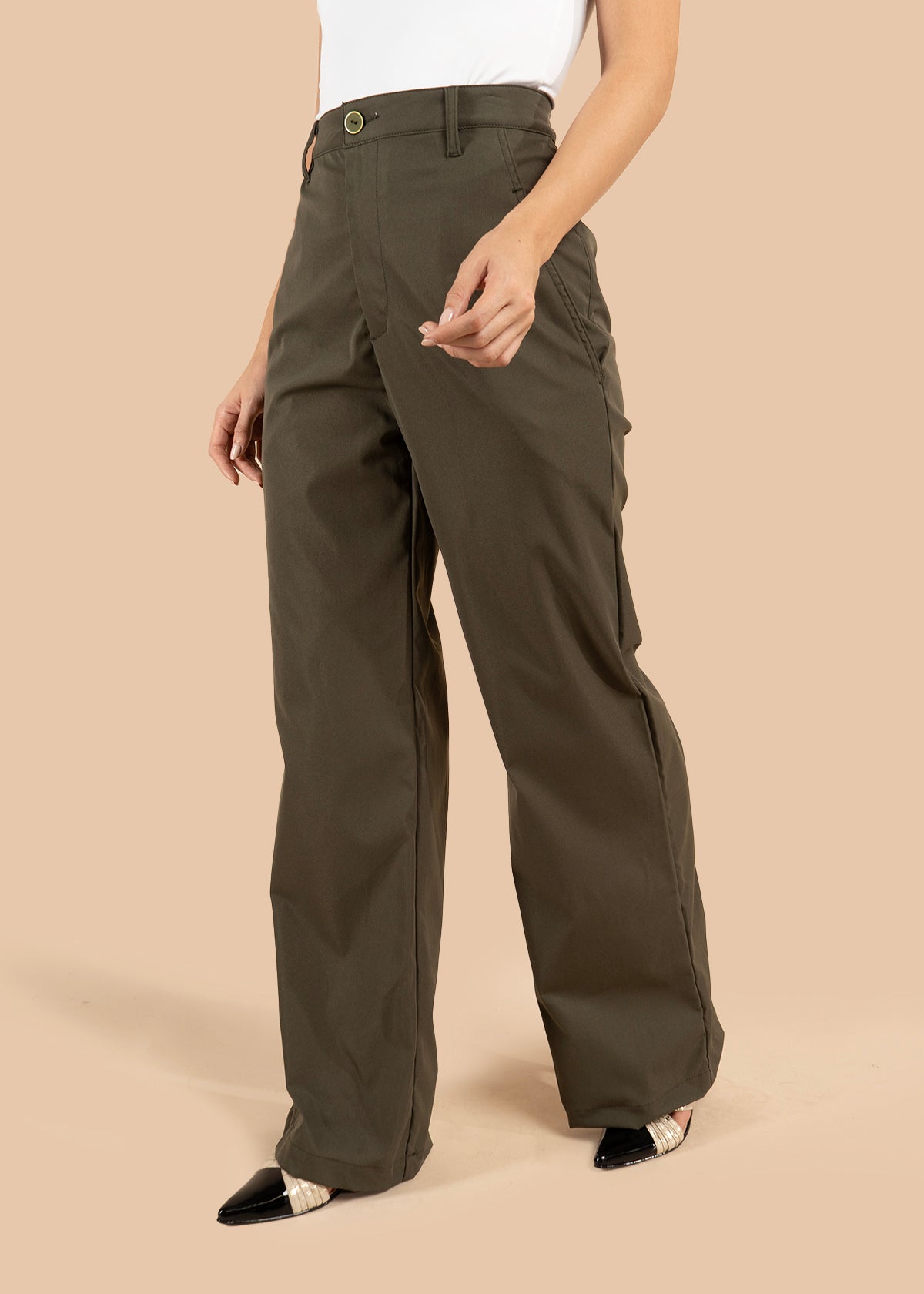 Pantalón color verde con corte recto y cintura alta 105802