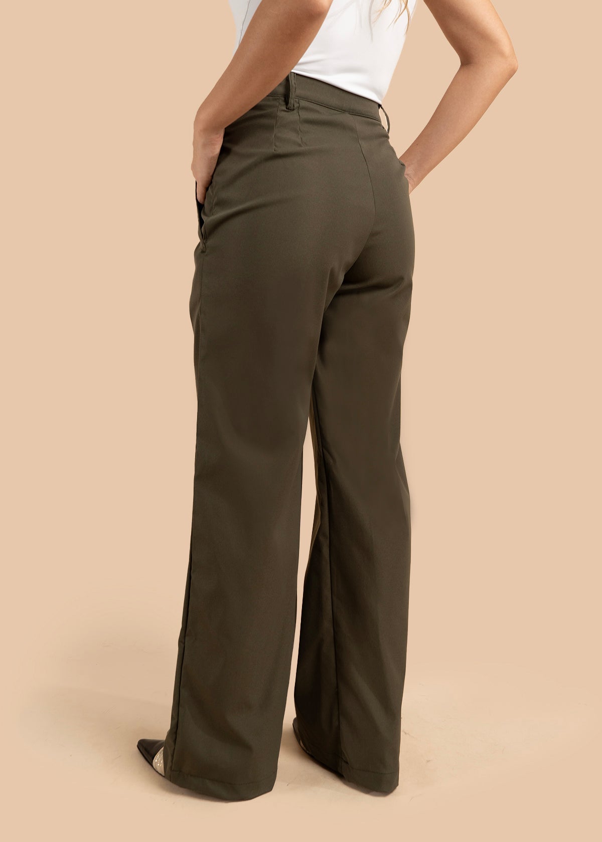 Pantalón color verde con corte recto y cintura alta 105802