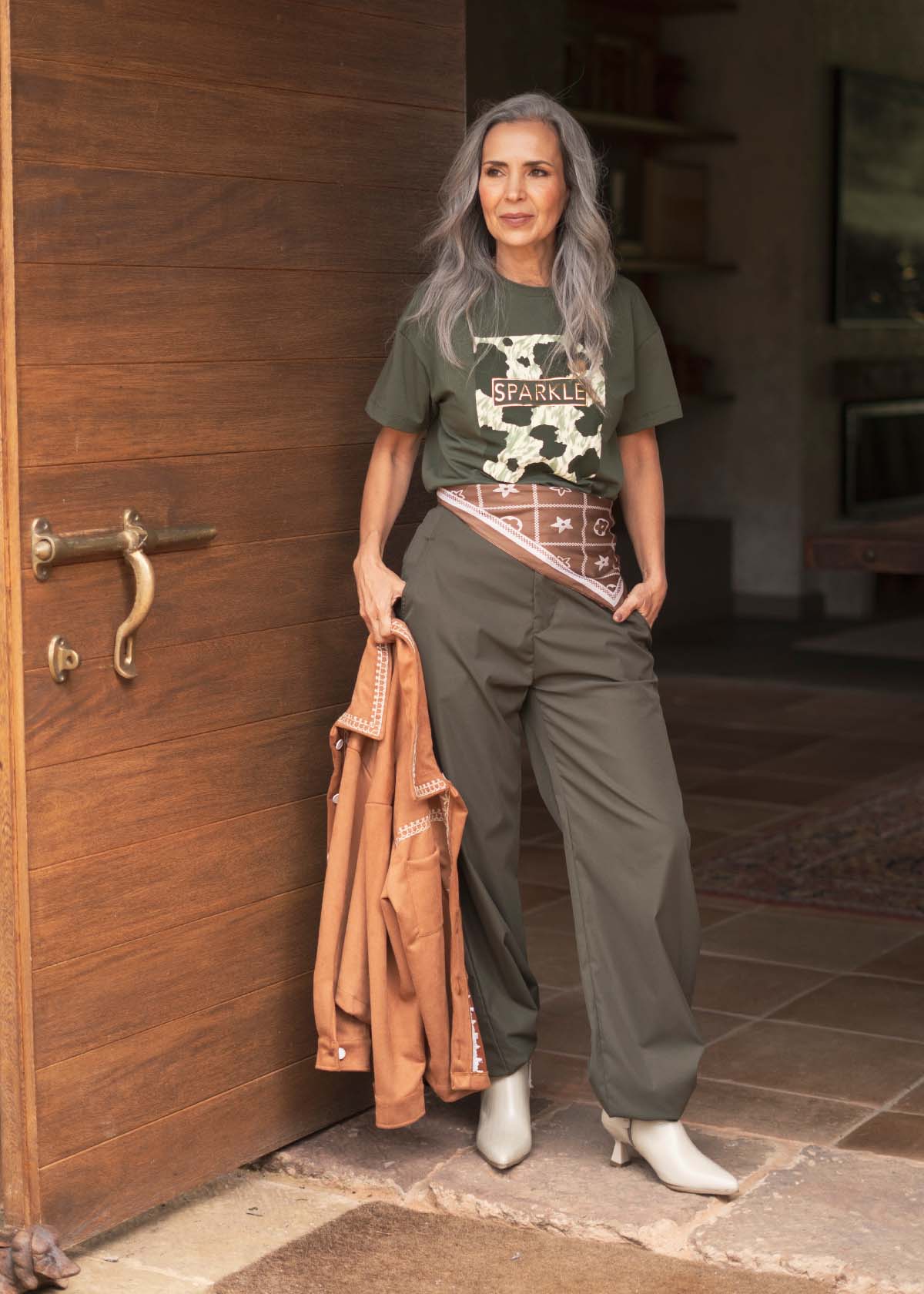 Pantalón color verde con corte recto y cintura alta 105802