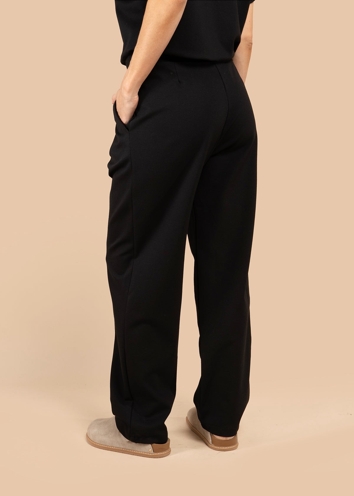 Pantalón color negro con pinzas 105803