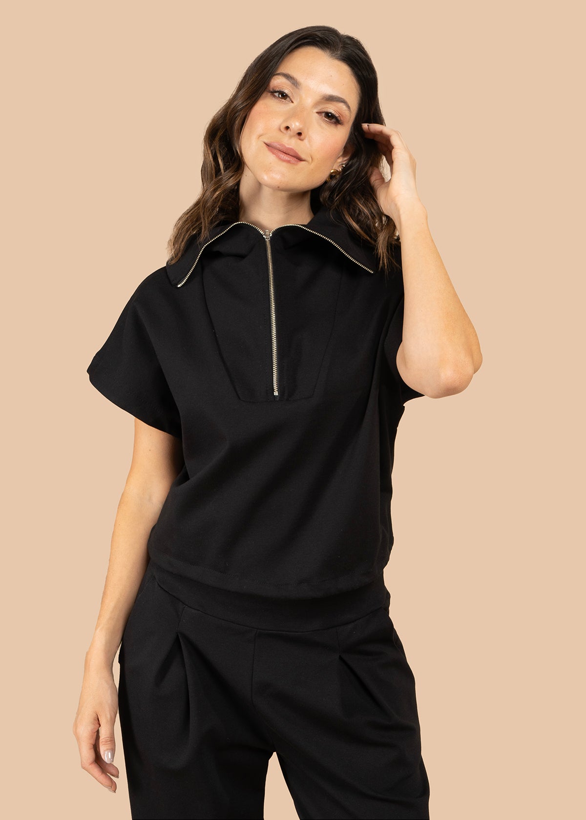 Blusa color negro tipo polo con cierre metálico 105804