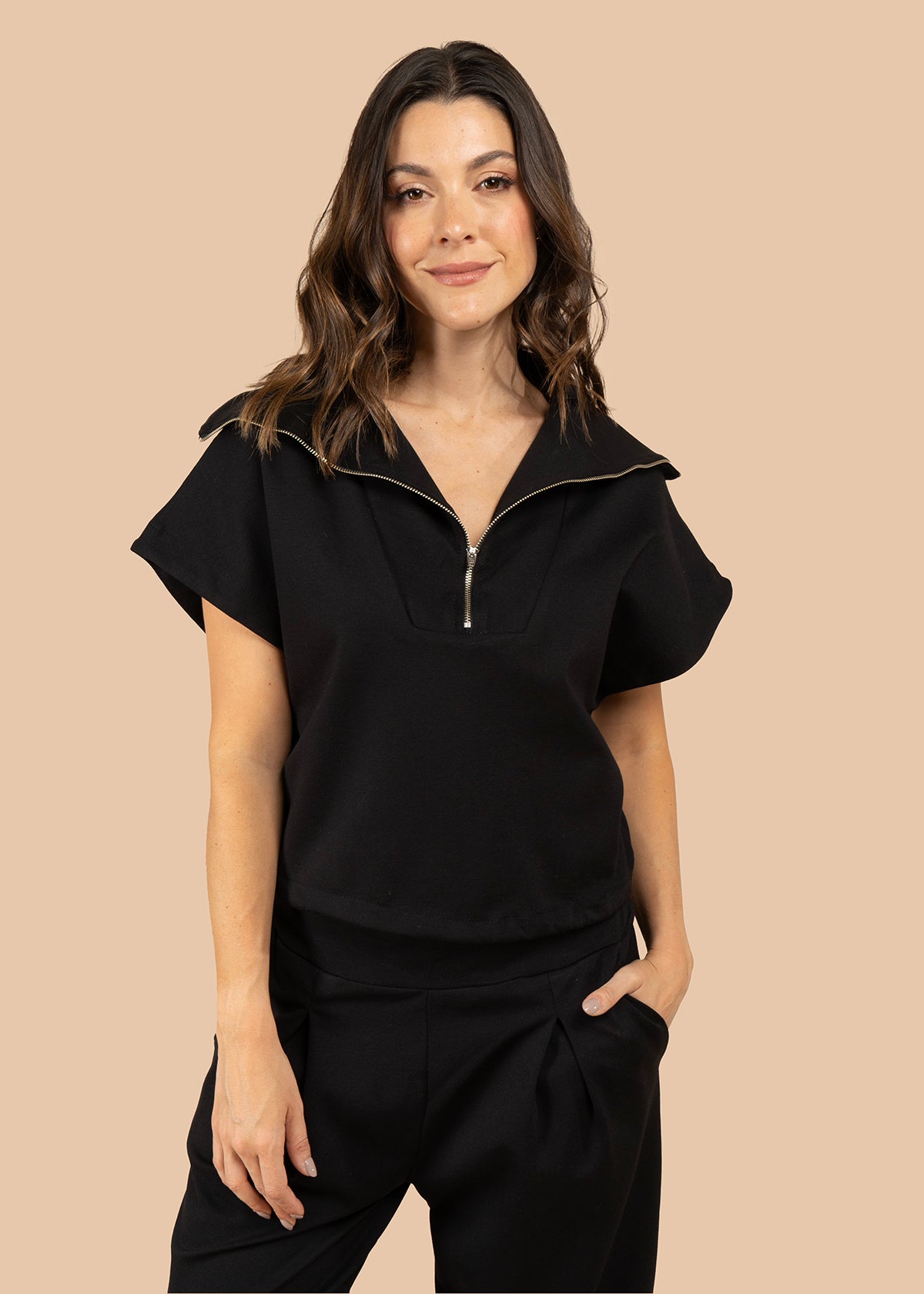 Blusa color negro tipo polo con cierre metálico 105804