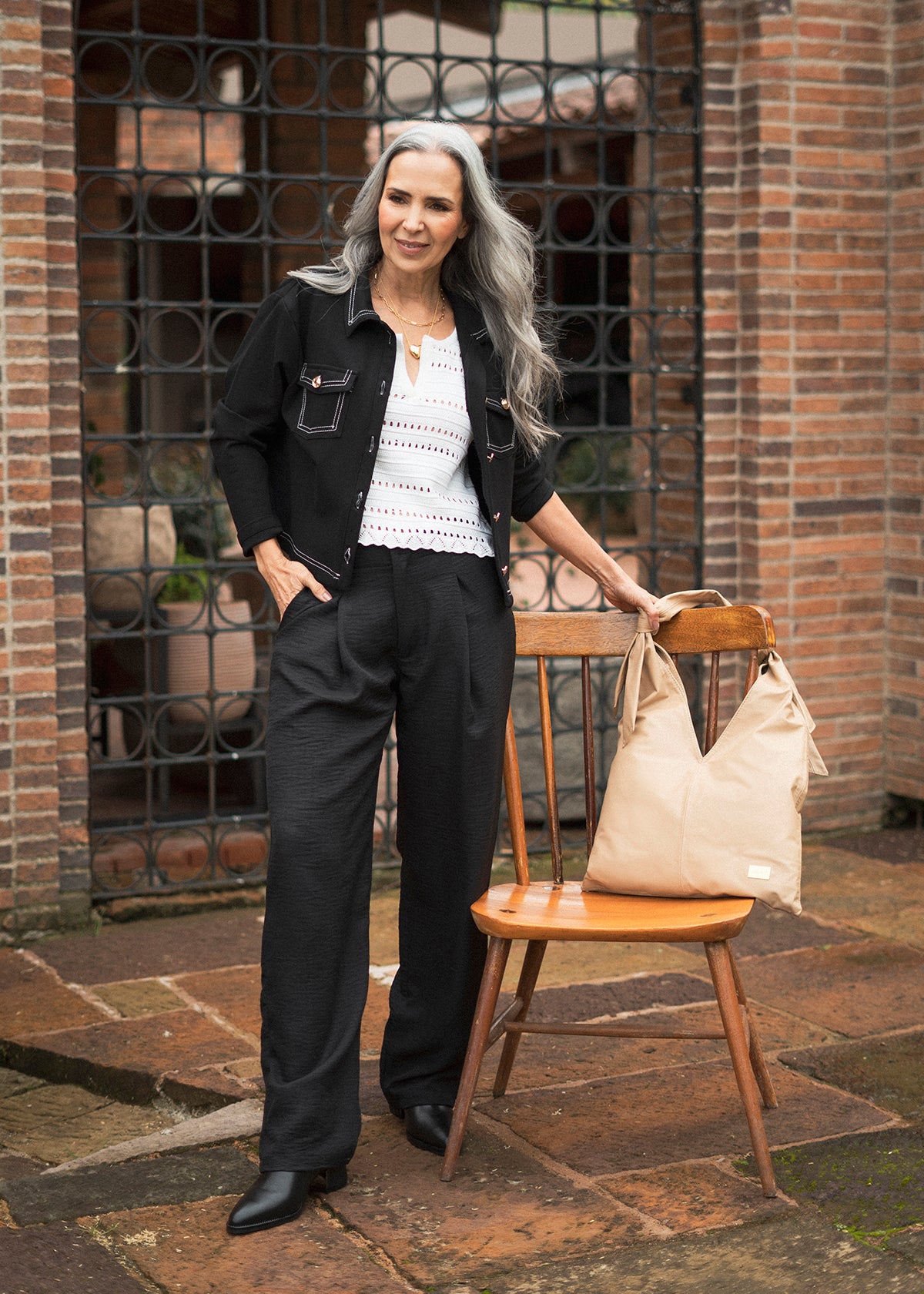 Pantalón color negro con pliegues y caída amplia 105806