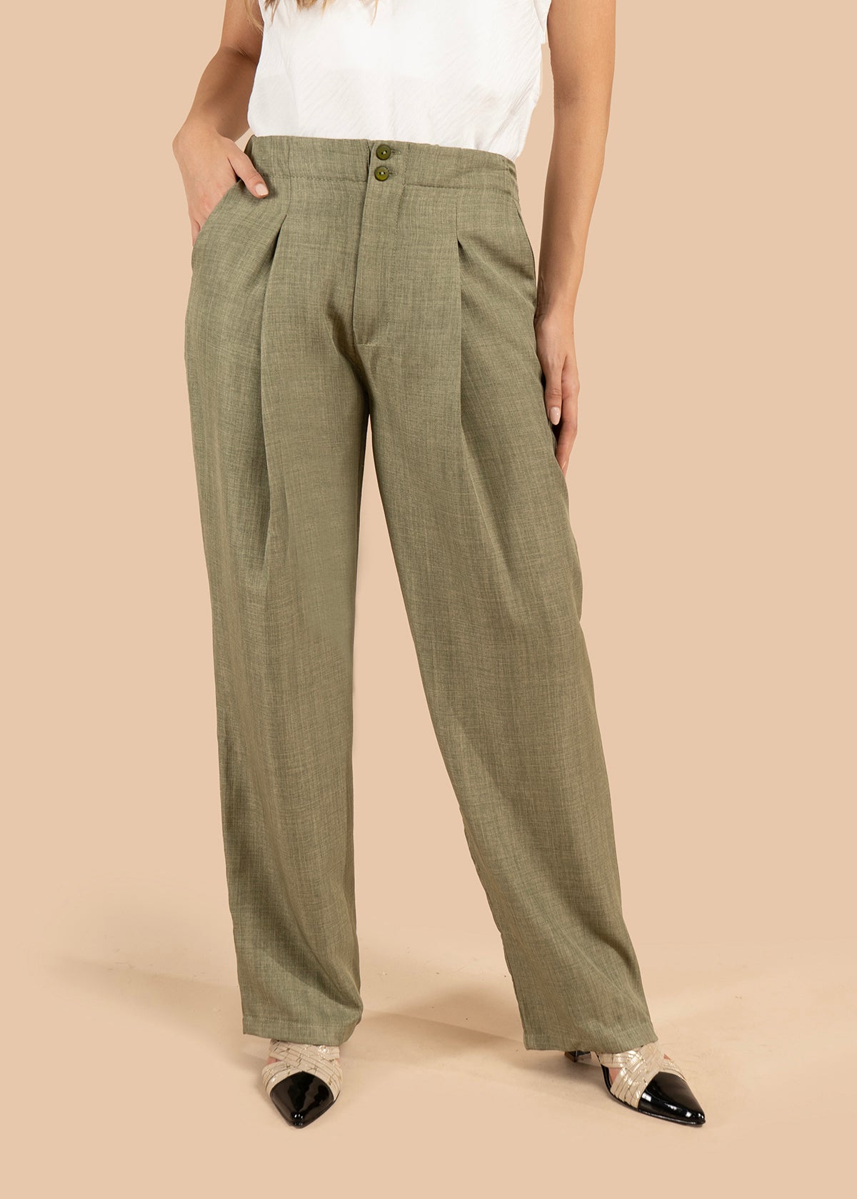 Pantalón color verde con pliegues y caída amplia 105806