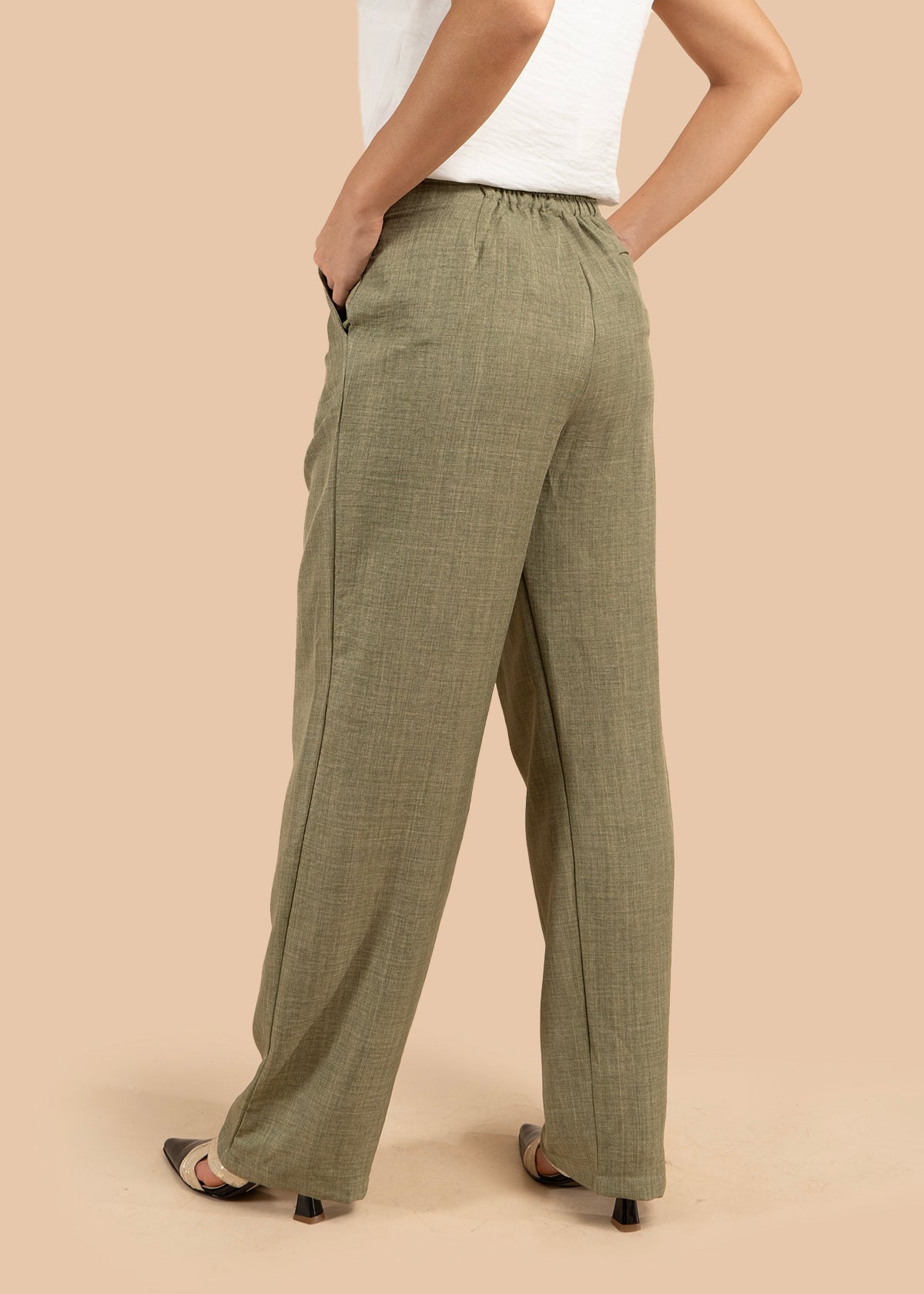 Pantalón color verde con pliegues y caída amplia 105806