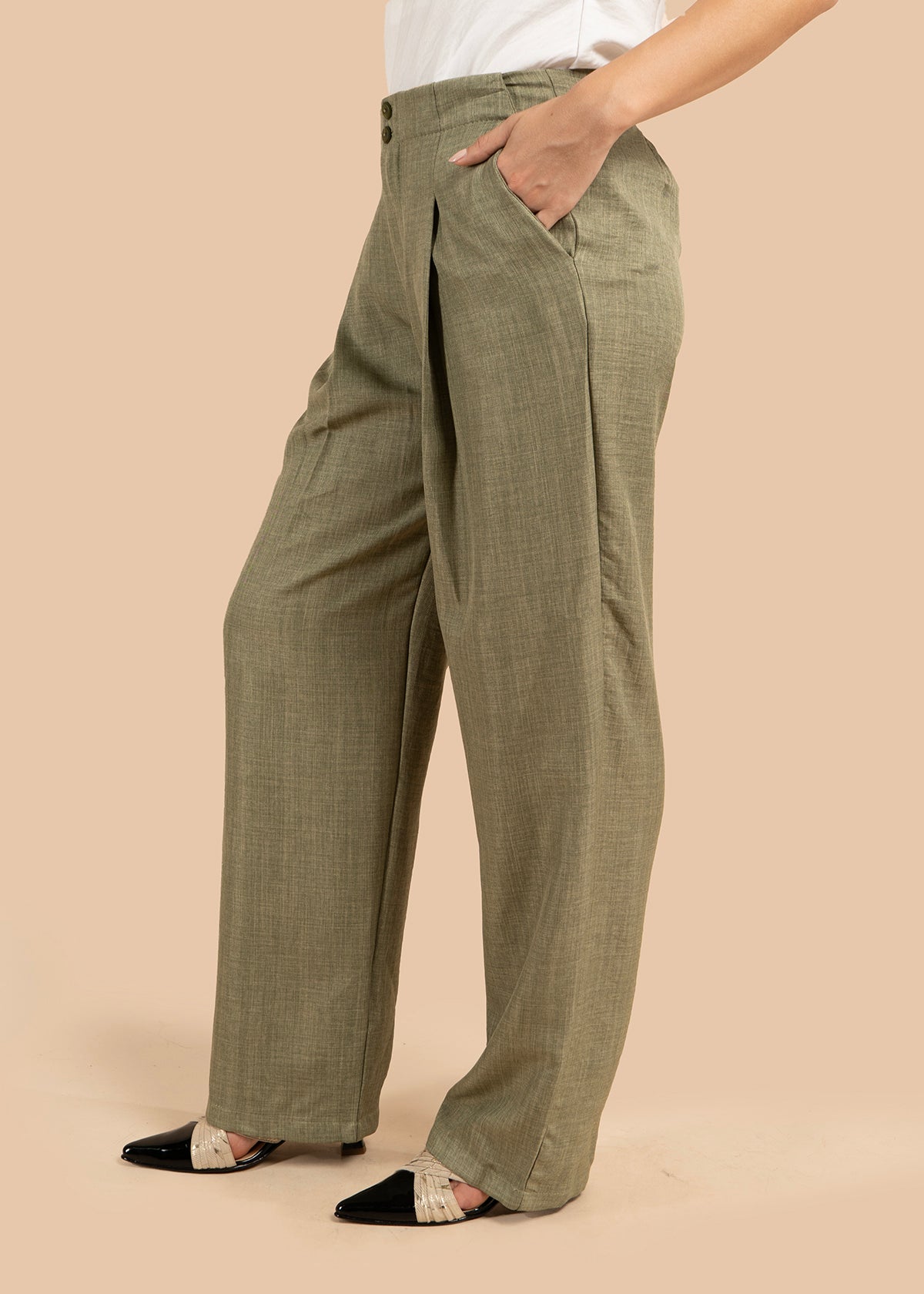 Pantalón color verde con pliegues y caída amplia 105806
