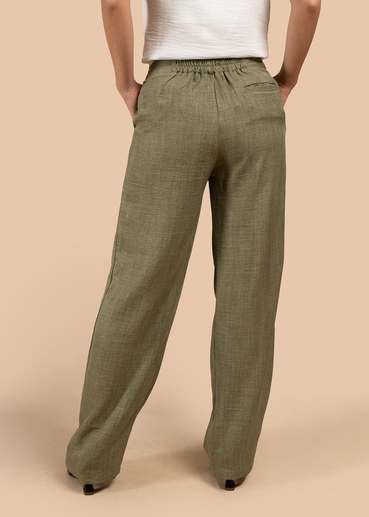 Pantalón color verde con pliegues y caída amplia 105806