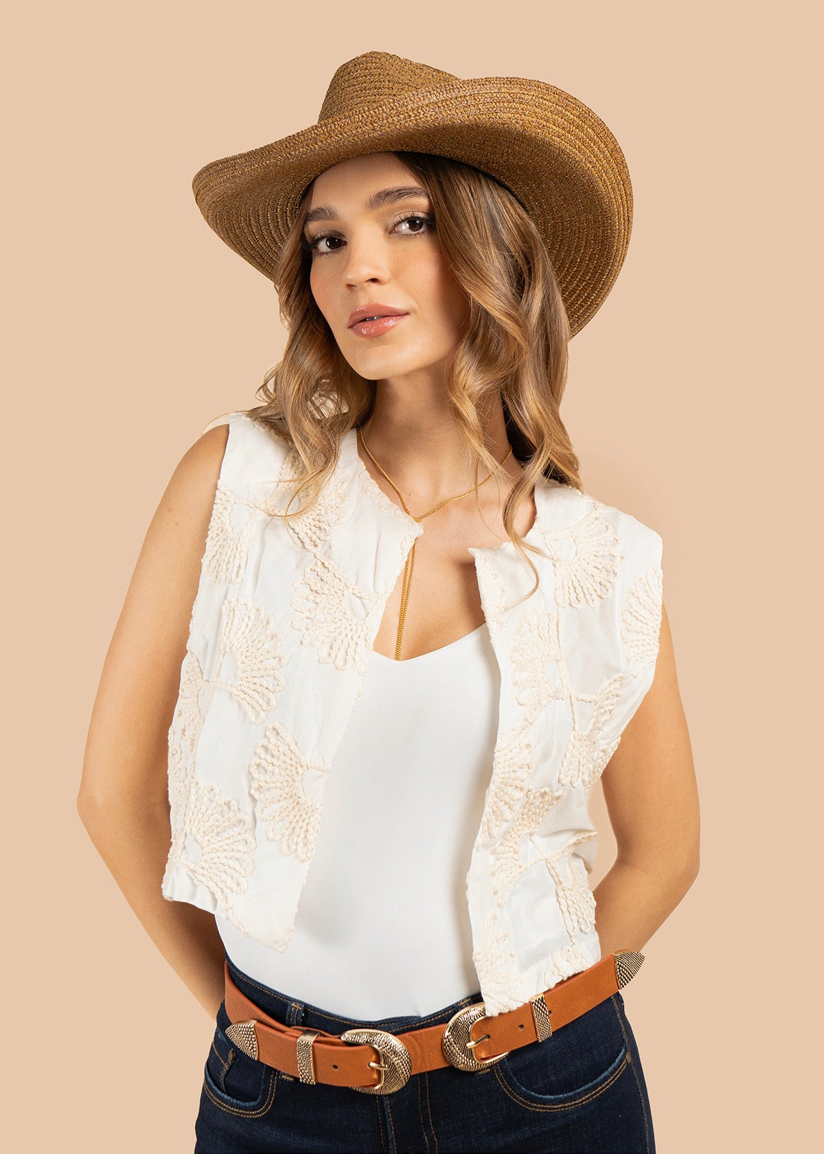 Chaleco color beige con bordado floral 105807