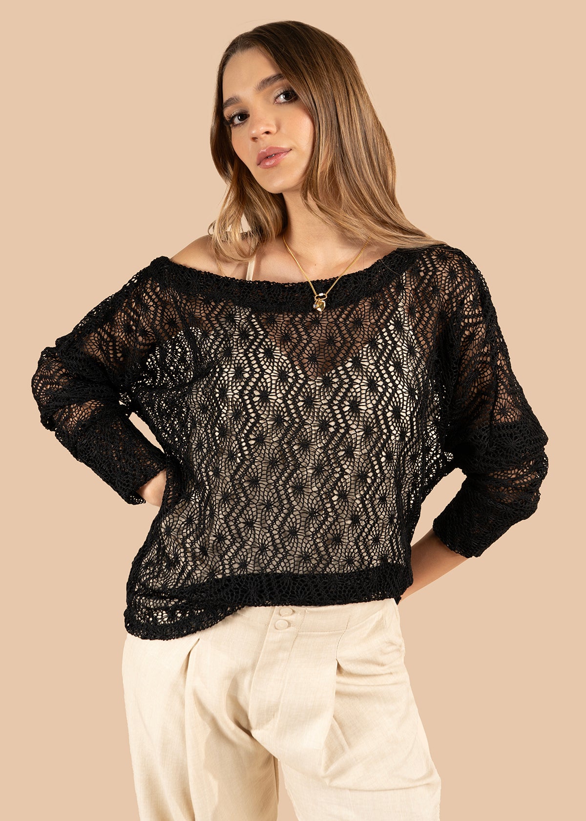 Buzo color negro manga larga y diseño transparente 105808