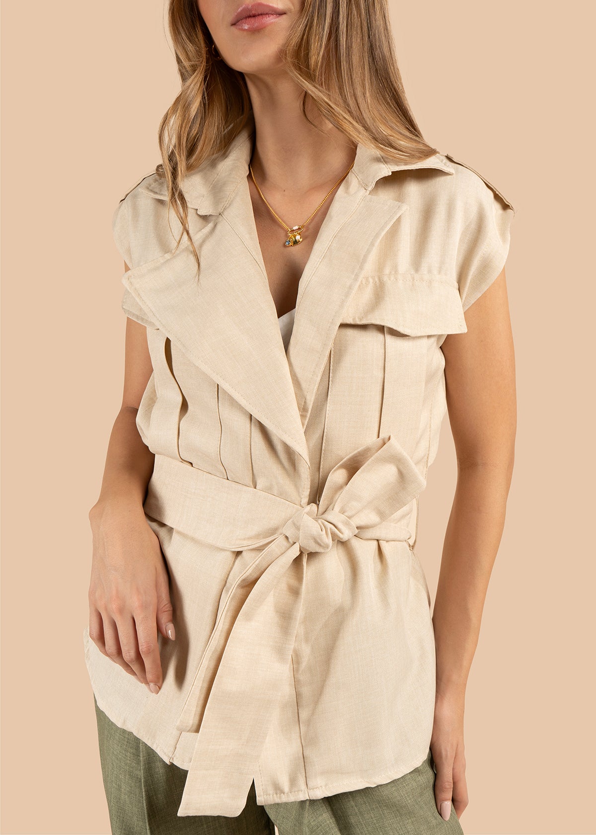 Chaleco color beige con bolsillos frontales y lazo ajustable 105809