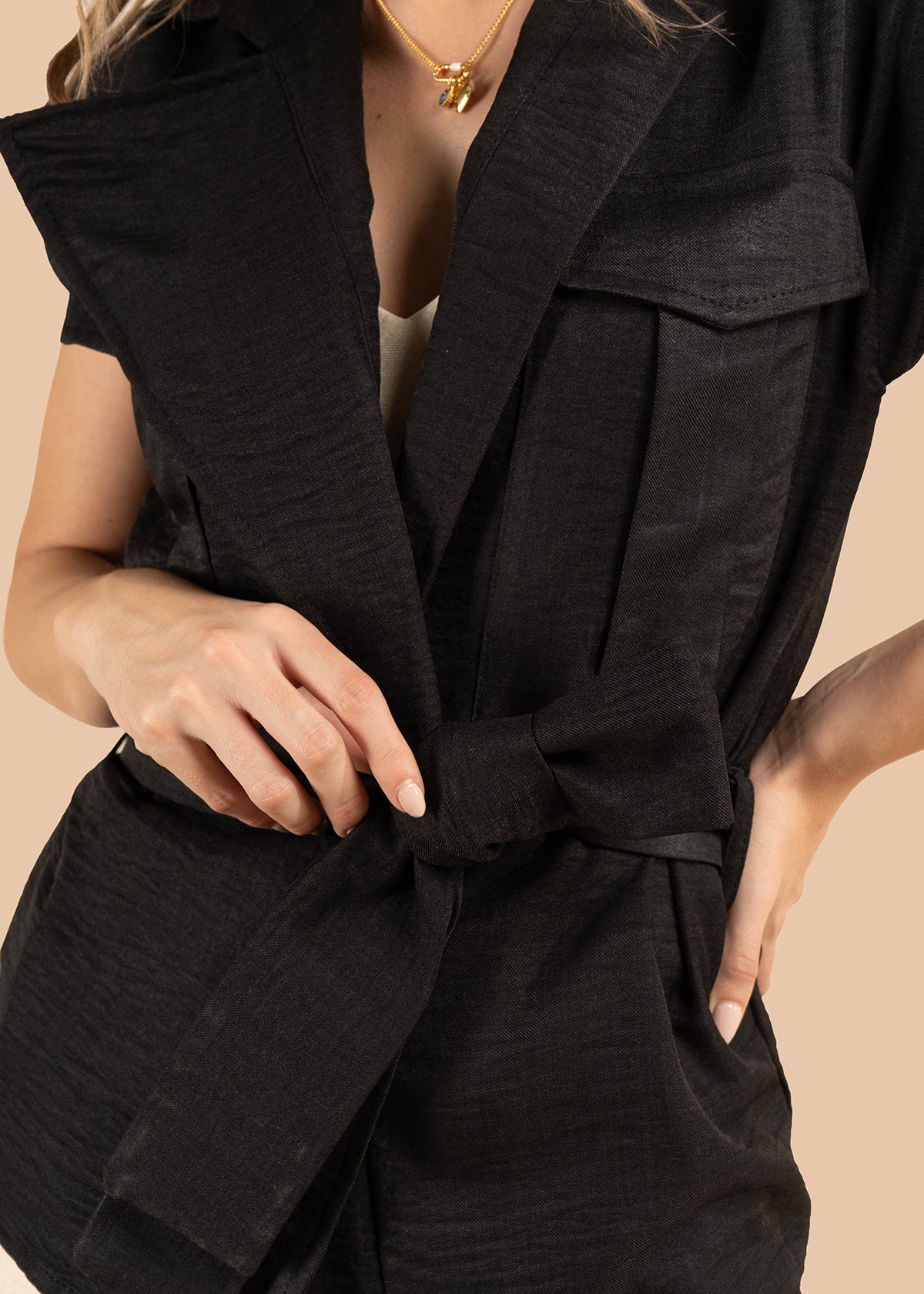 Chaleco color negro con bolsillos frontales y lazo ajustable 105809