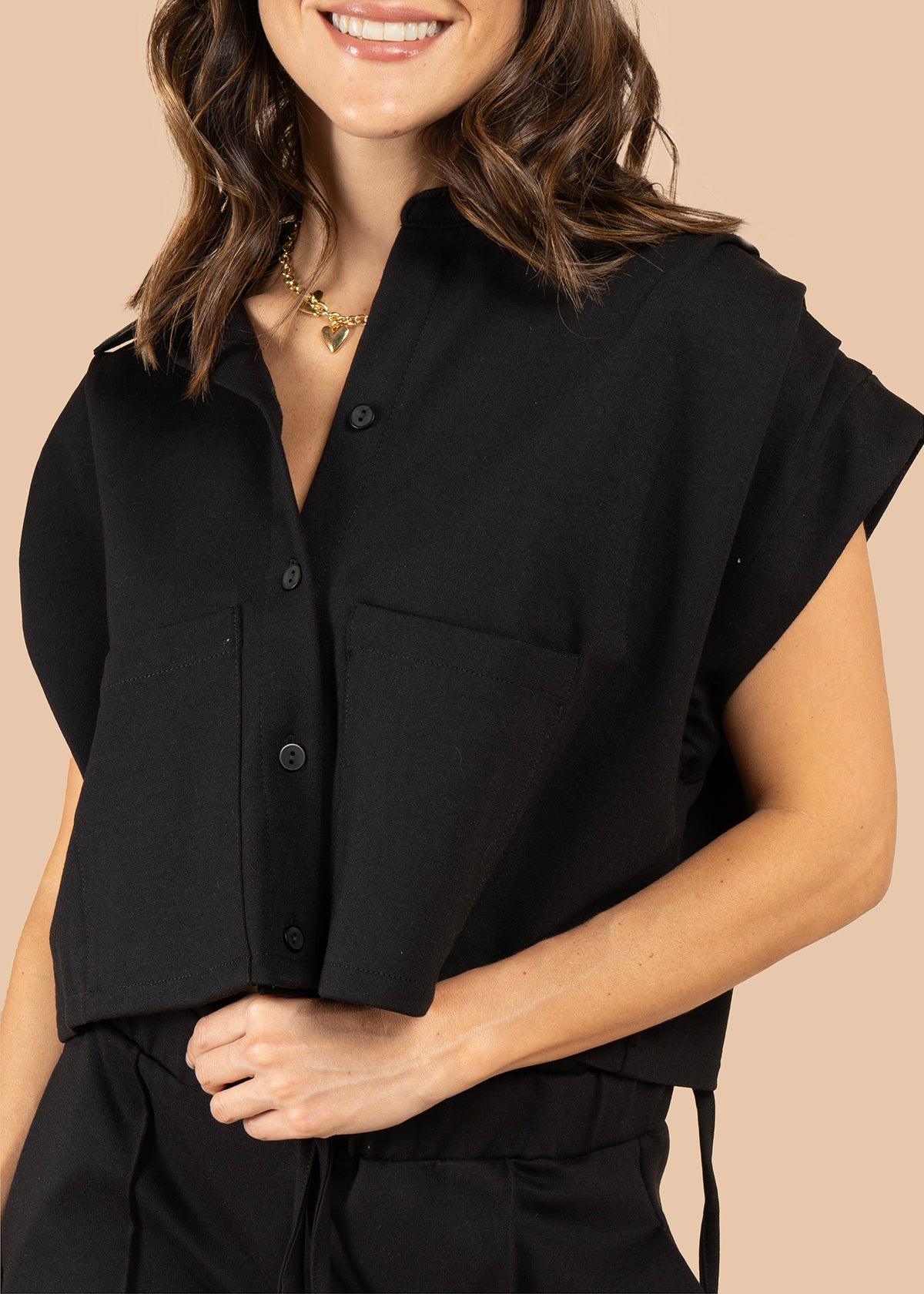 Blusa corta con bolsillos frontales color negro 105810