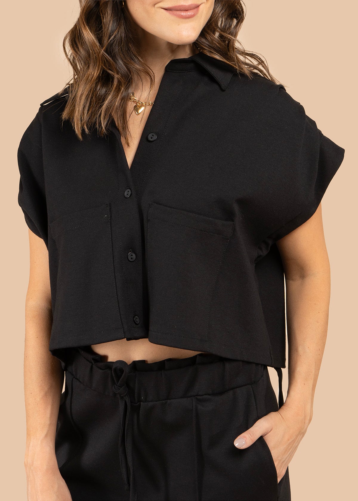 Blusa corta con bolsillos frontales color negro 105810
