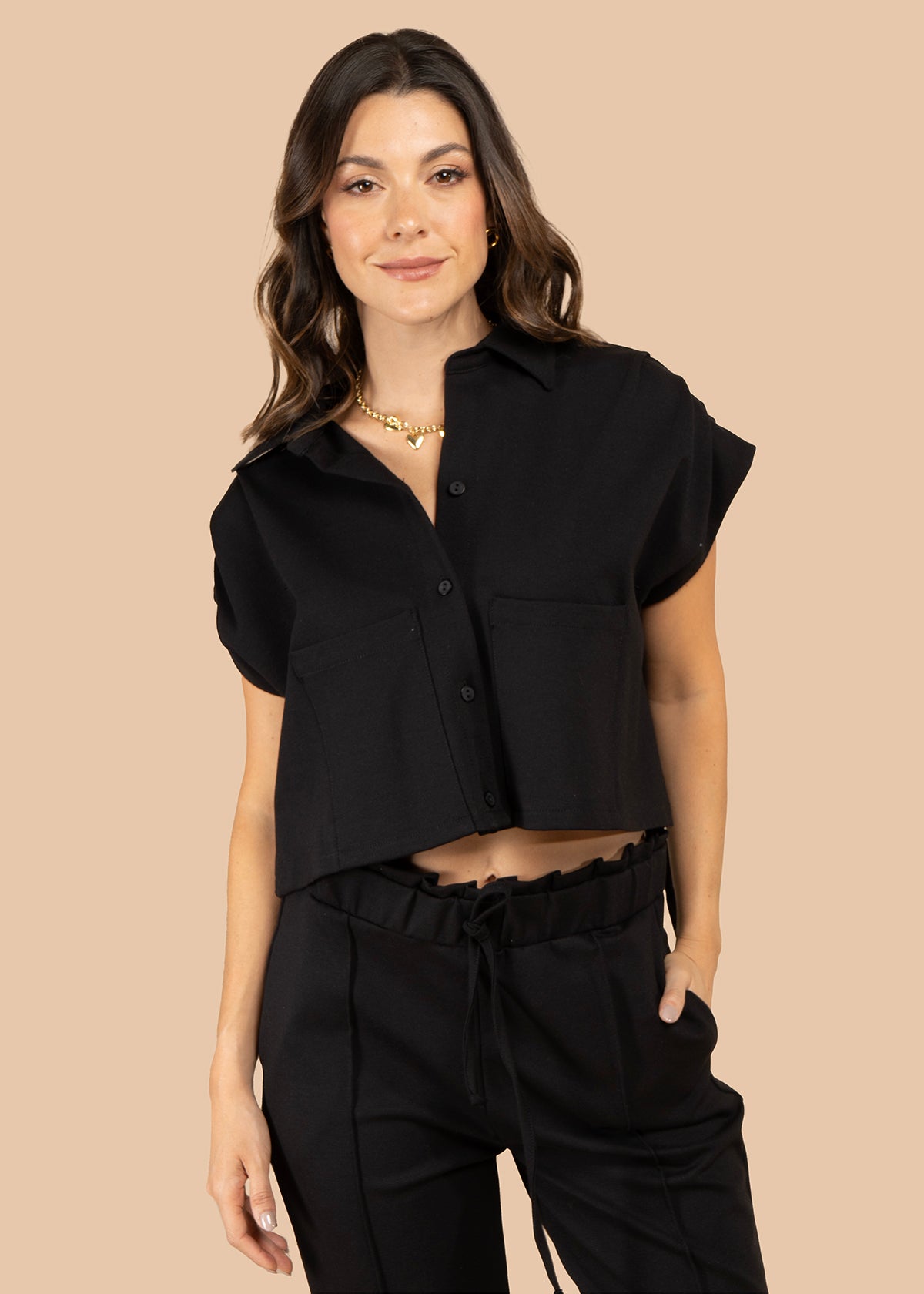 Blusa corta con bolsillos frontales color negro 105810