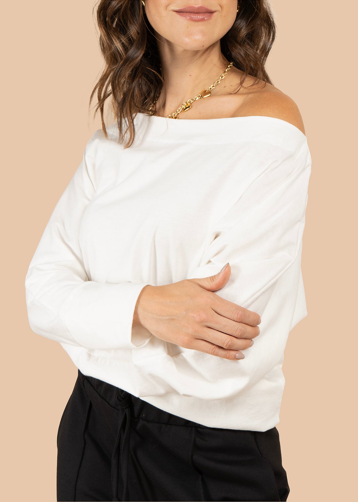 Buzo beige de manga larga con cuello tipo barco 105813