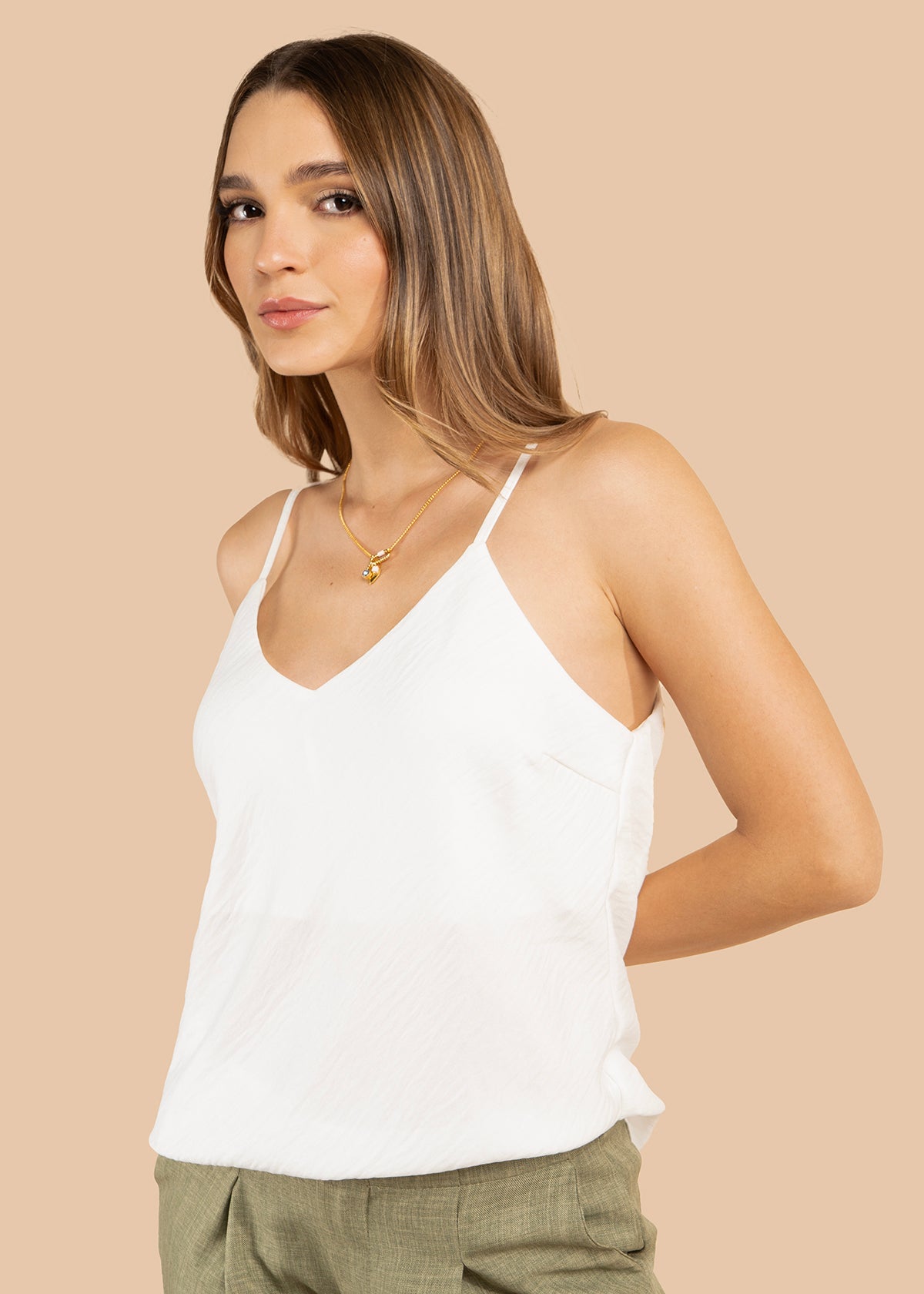 Blusa color blanco con tirantes delgados y corte recto 105815
