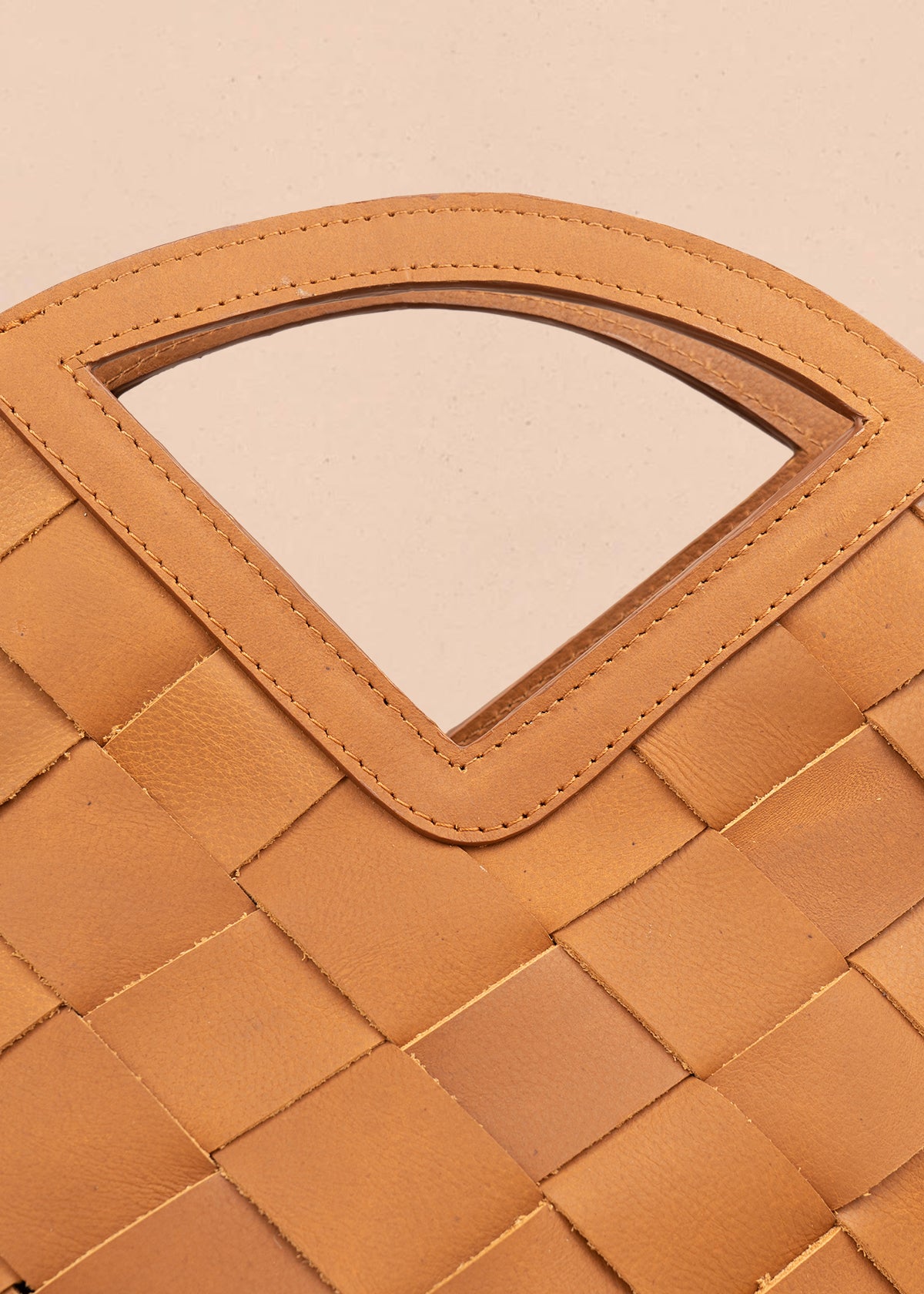 Bolso tipo cartera en cuero color miel con detalle entramado 105817