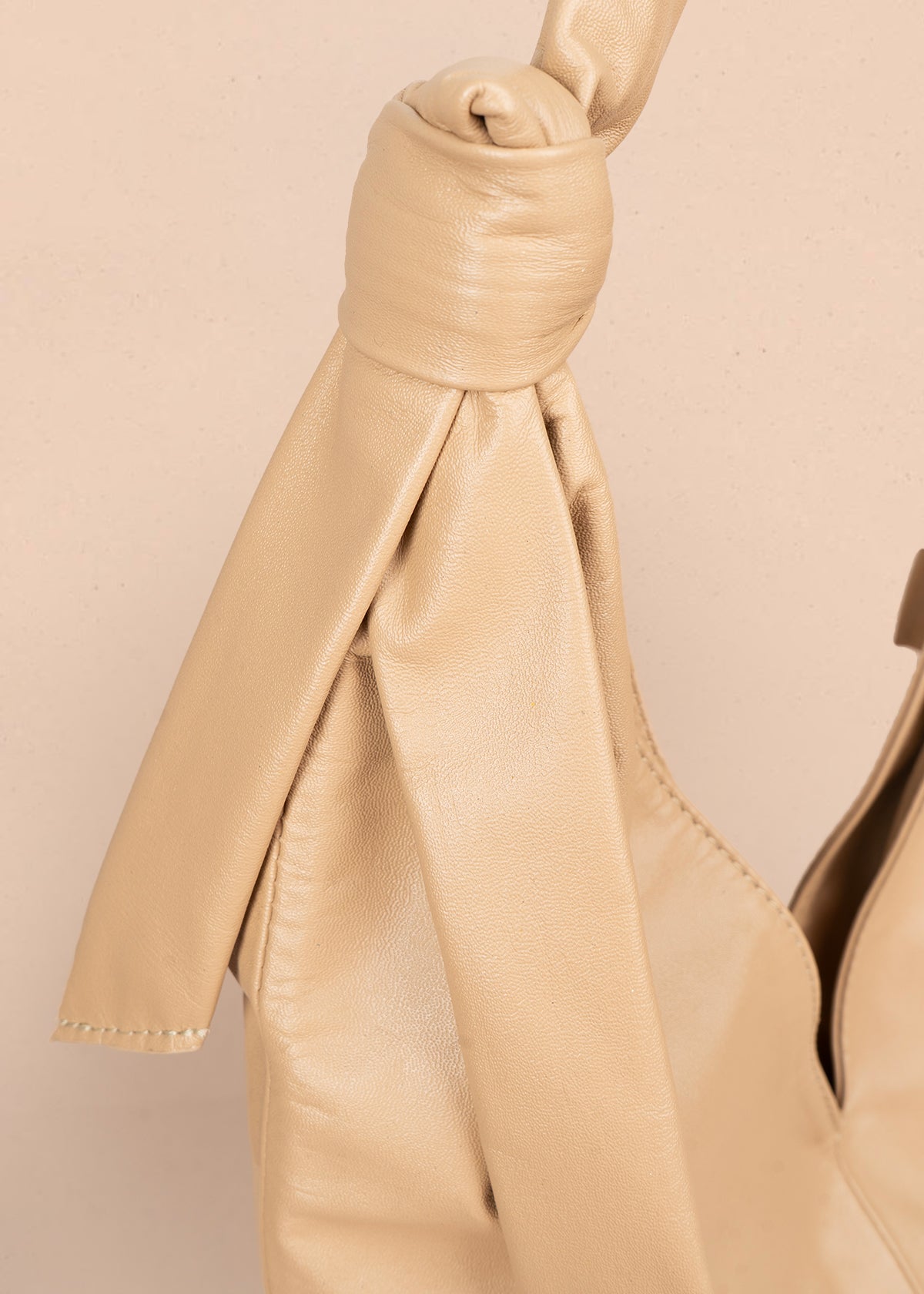 Bolso tipo shopping en cuero color camel con asas nudadas 105818