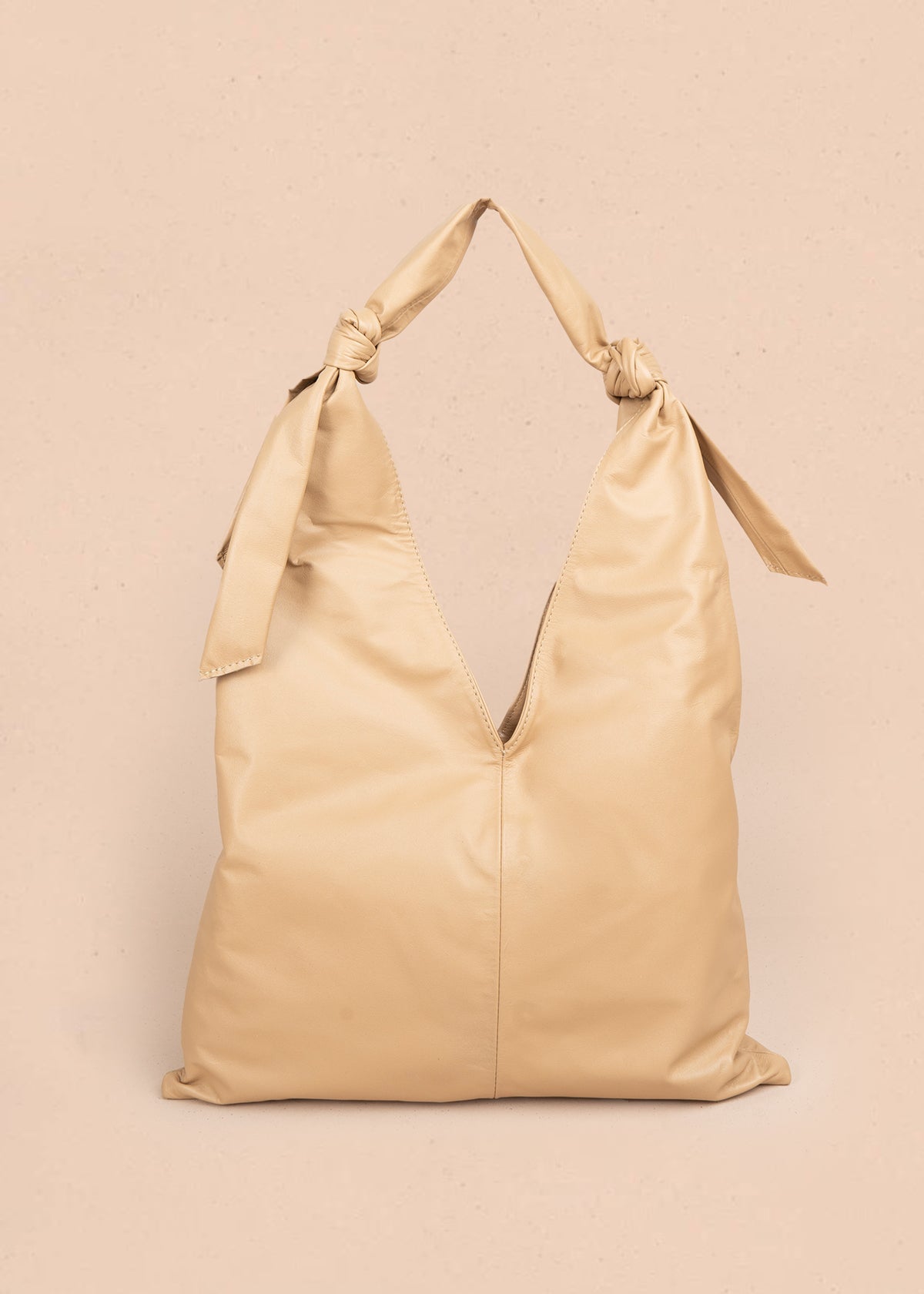 Bolso tipo shopping en cuero color camel con asas nudadas 105818