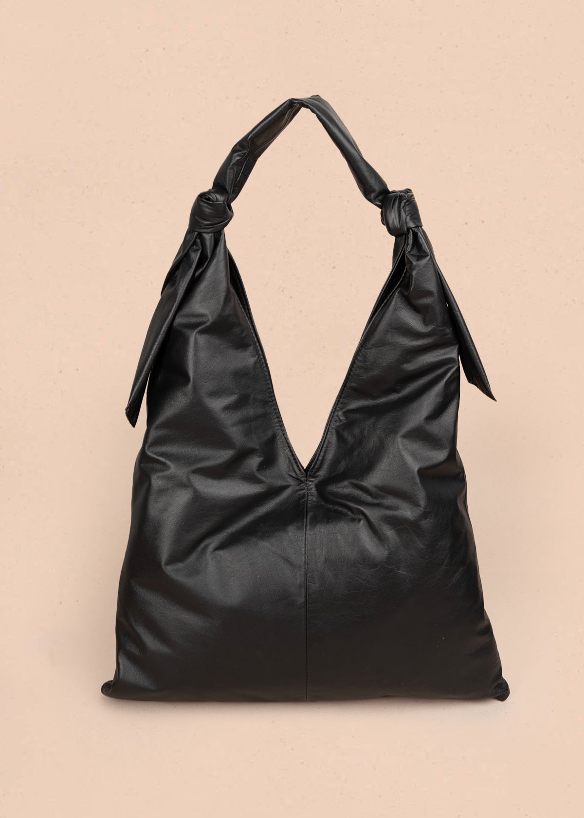 Bolso tipo shopping en cuero color negro con asas nudadas 105818