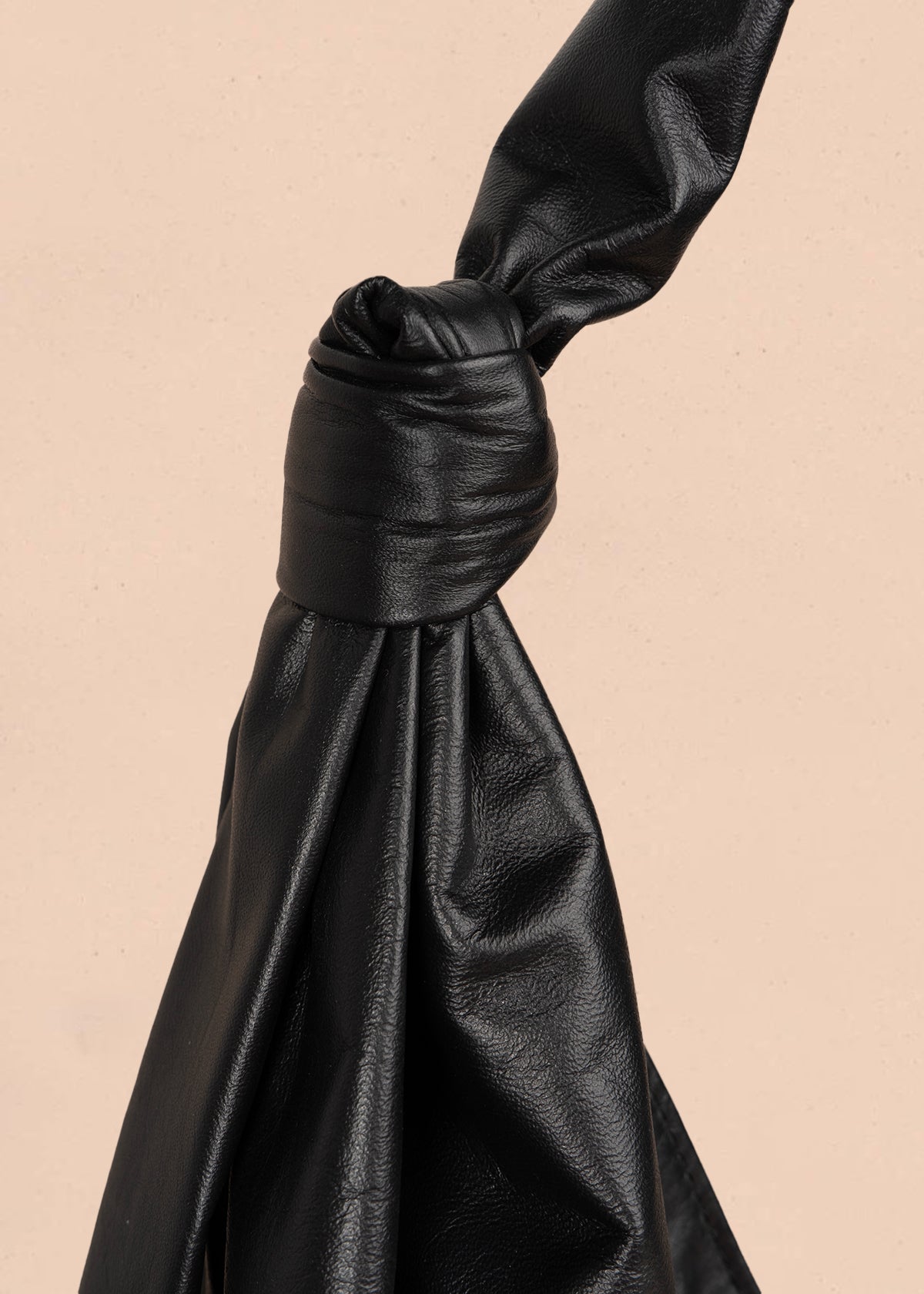 Bolso tipo shopping en cuero color negro con asas nudadas 105818