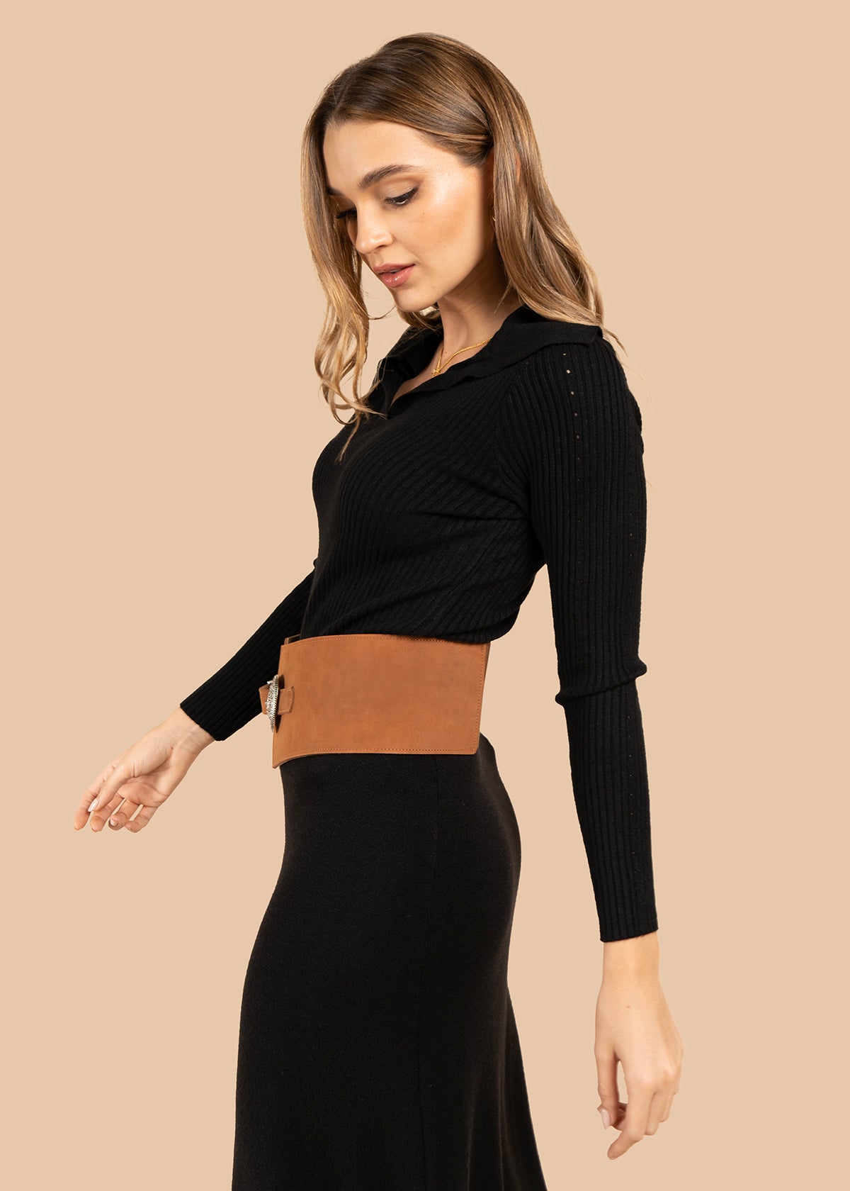 Buzo color negro con manga larga y cuello estructurado 105824