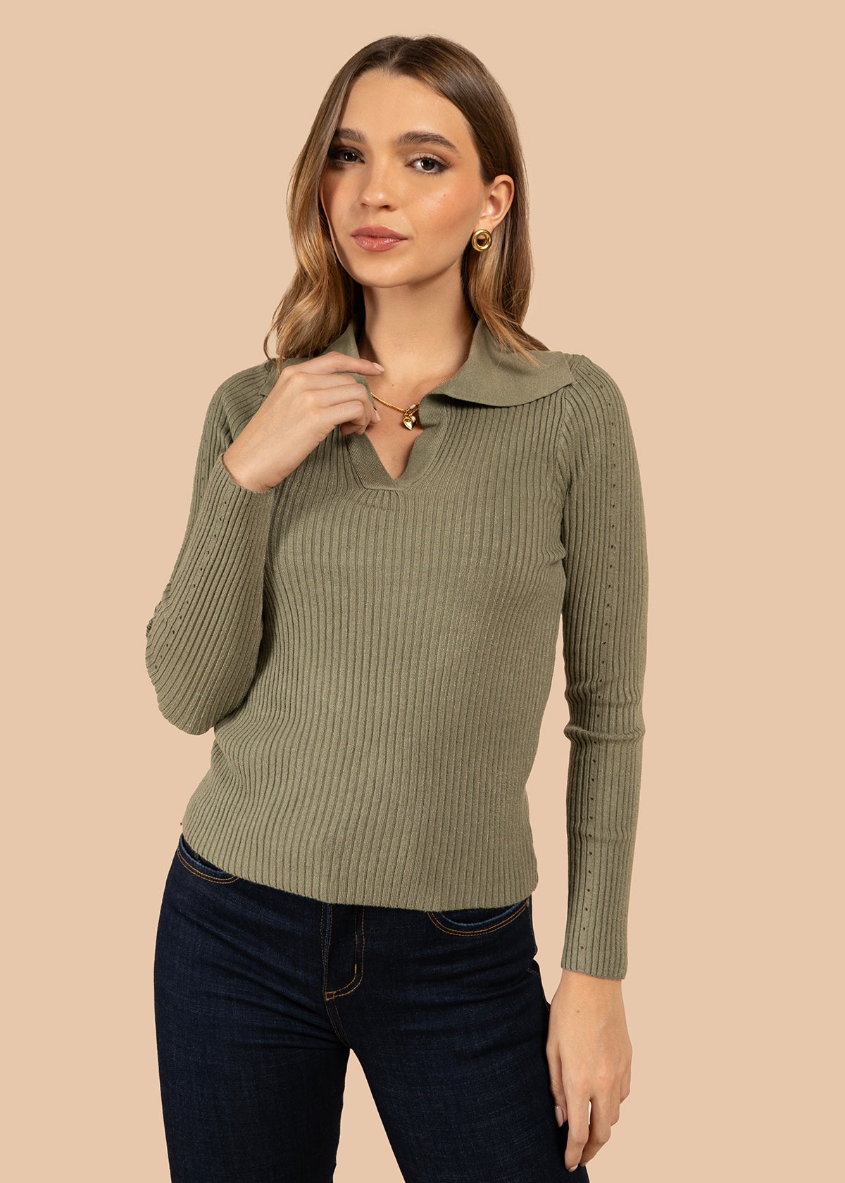 Buzo color verde con manga larga y cuello estructurado 105824