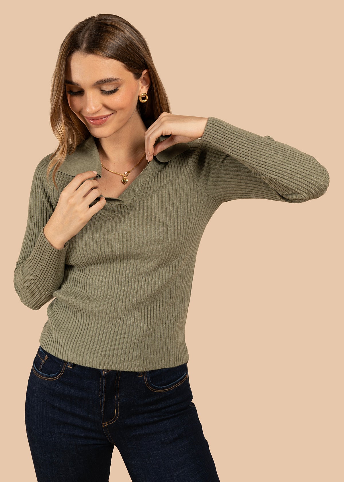 Buzo color verde con manga larga y cuello estructurado 105824