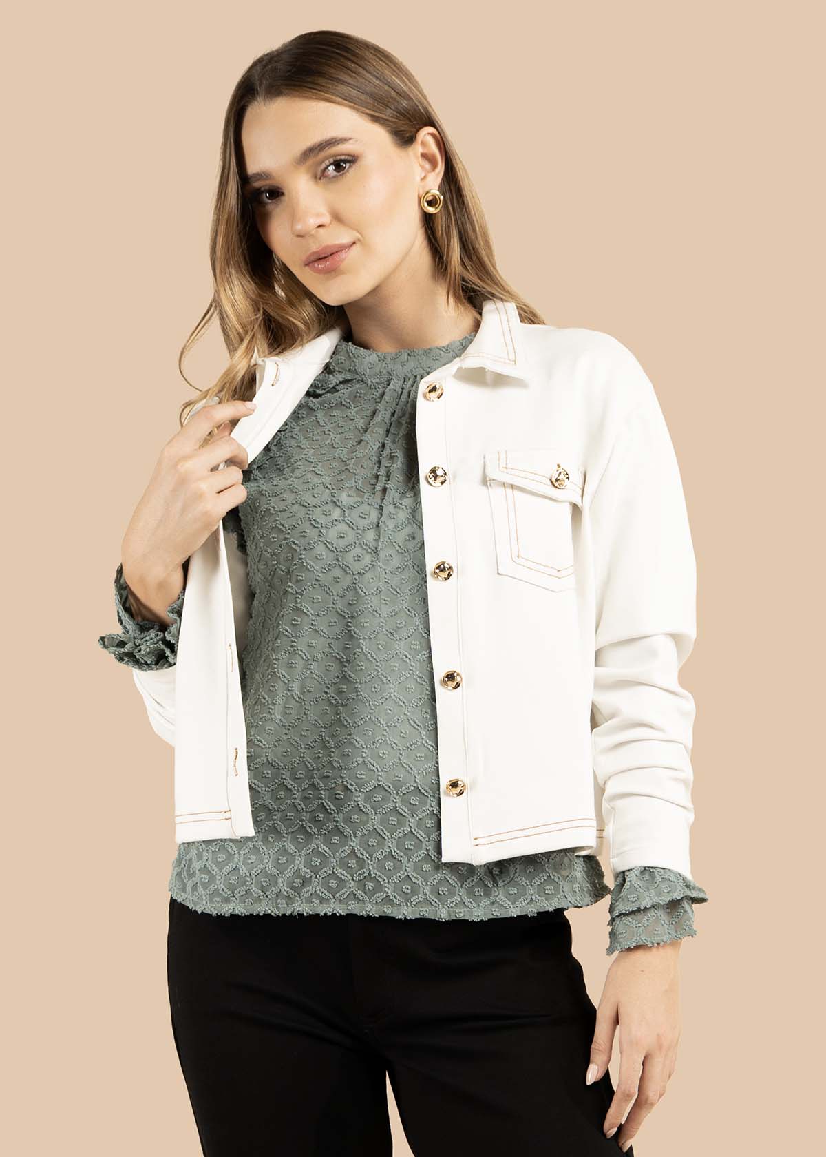 Chaqueta color beige con botones dorados y bolsillos frontales 105825