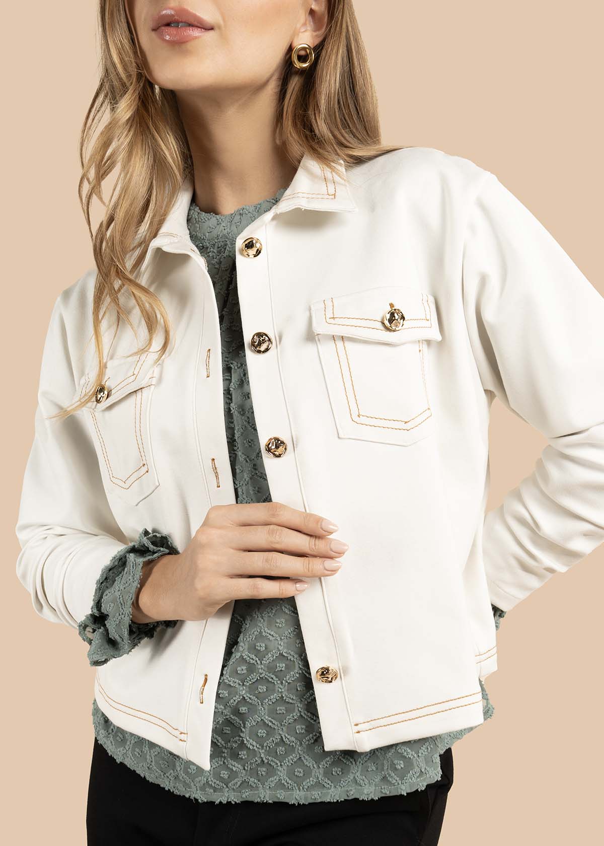 Chaqueta color beige con botones dorados y bolsillos frontales 105825