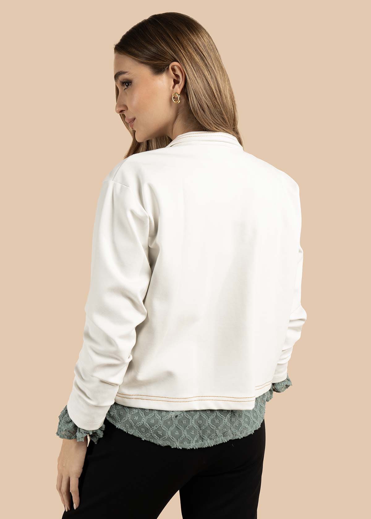 Chaqueta color beige con botones dorados y bolsillos frontales 105825