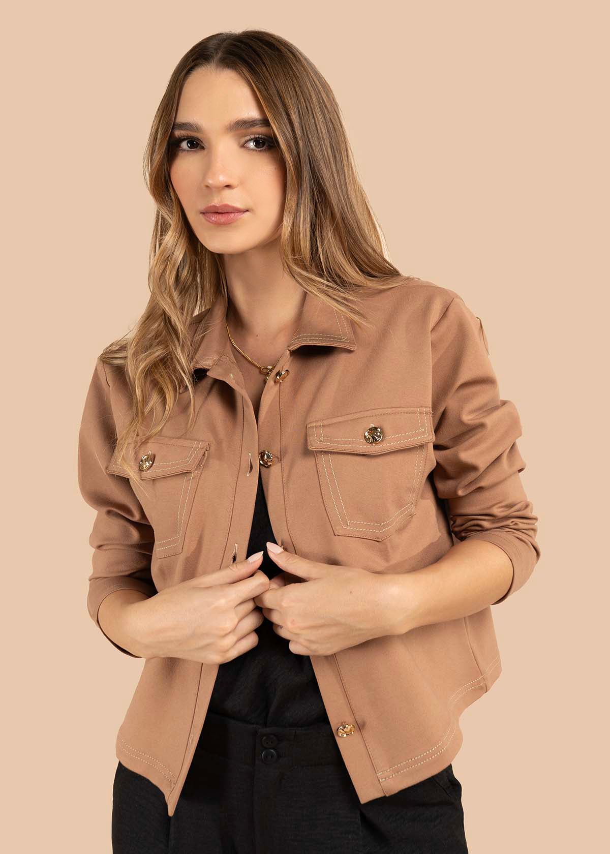 Chaqueta color camel con botones dorados y bolsillos frontales 105825