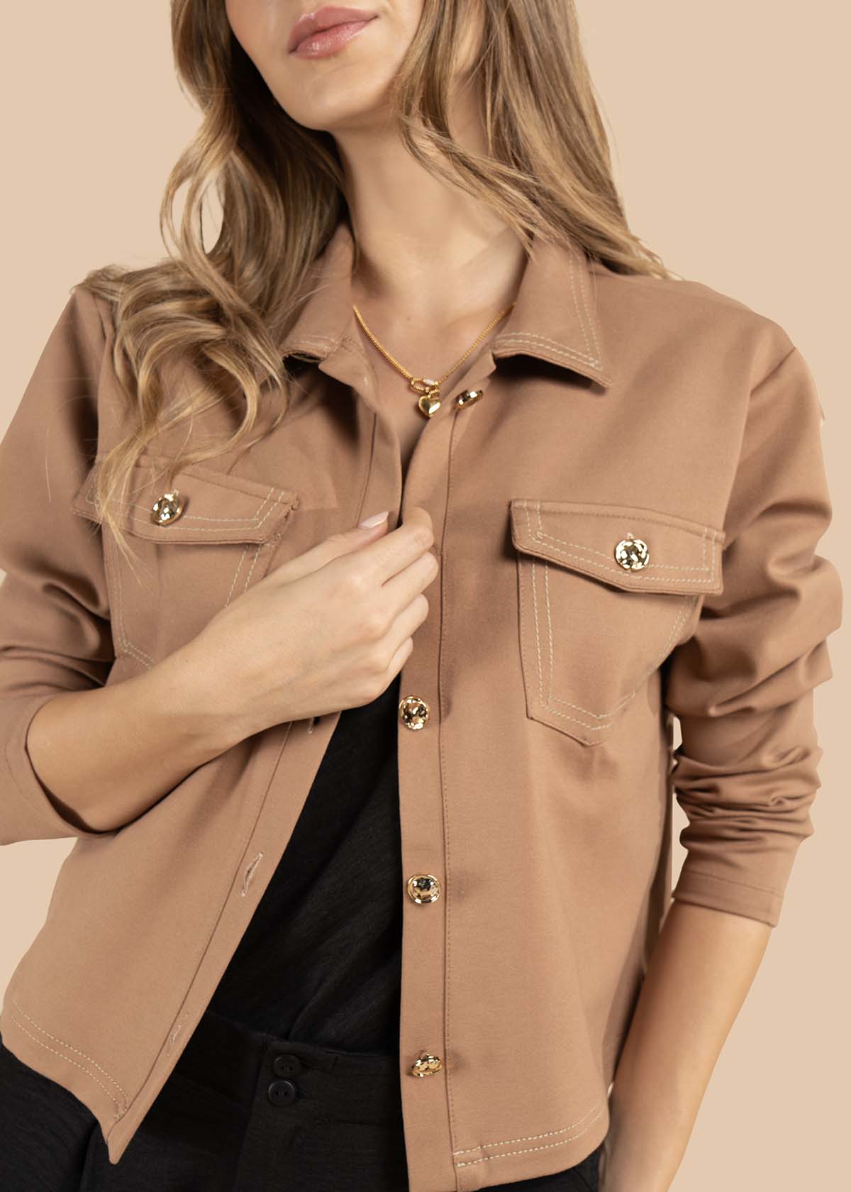 Chaqueta color camel con botones dorados y bolsillos frontales 105825