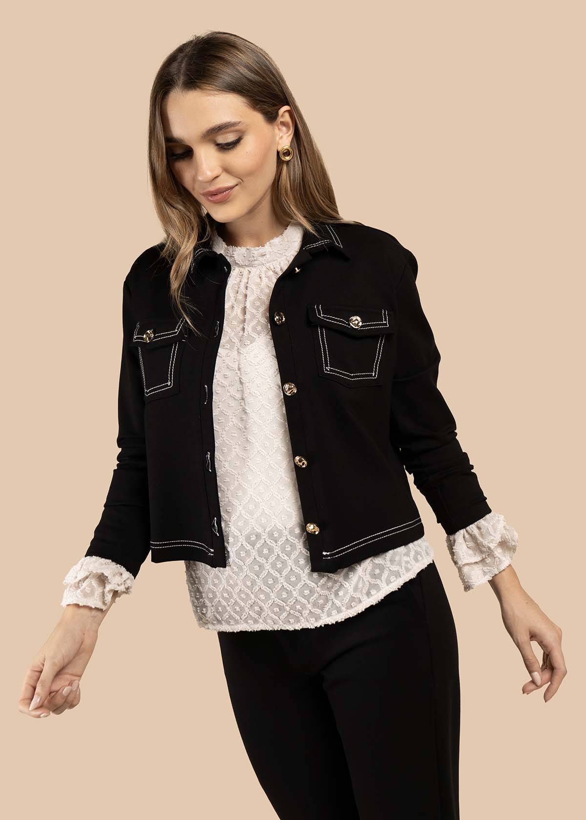 Chaqueta color negro con botones dorados y bolsillos frontales 105825