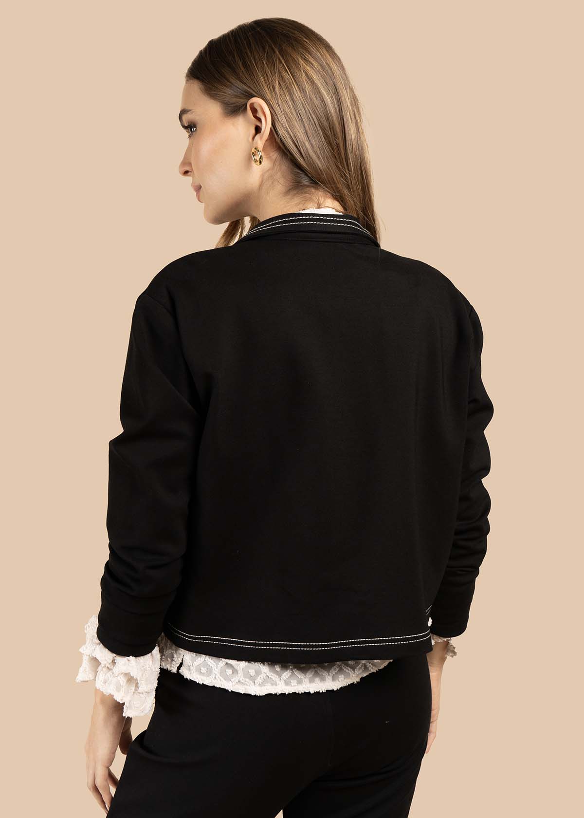 Chaqueta color negro con botones dorados y bolsillos frontales 105825