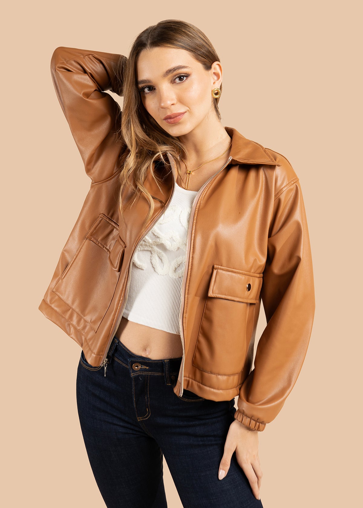 Chaqueta color miel con corte clásico y acabado brillante 105826