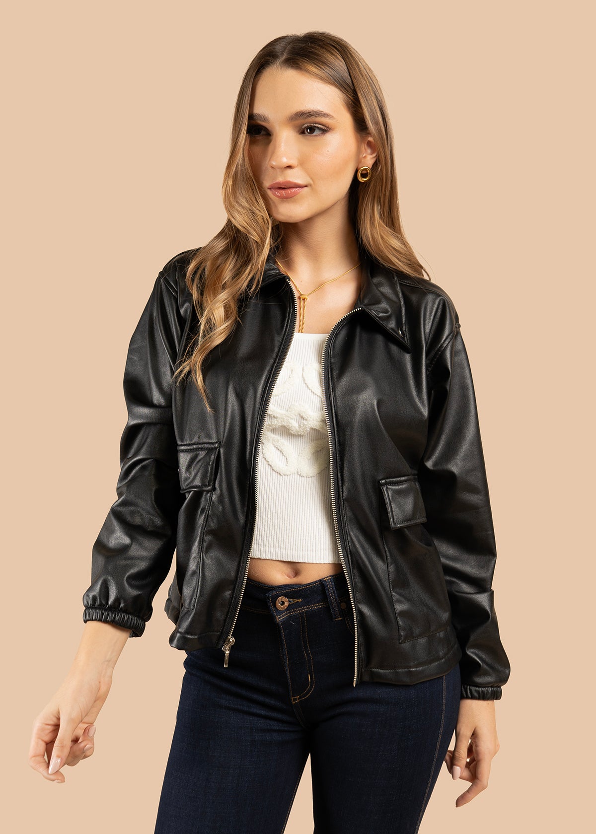 Chaqueta color negro con corte clásico y acabado brillante 105826