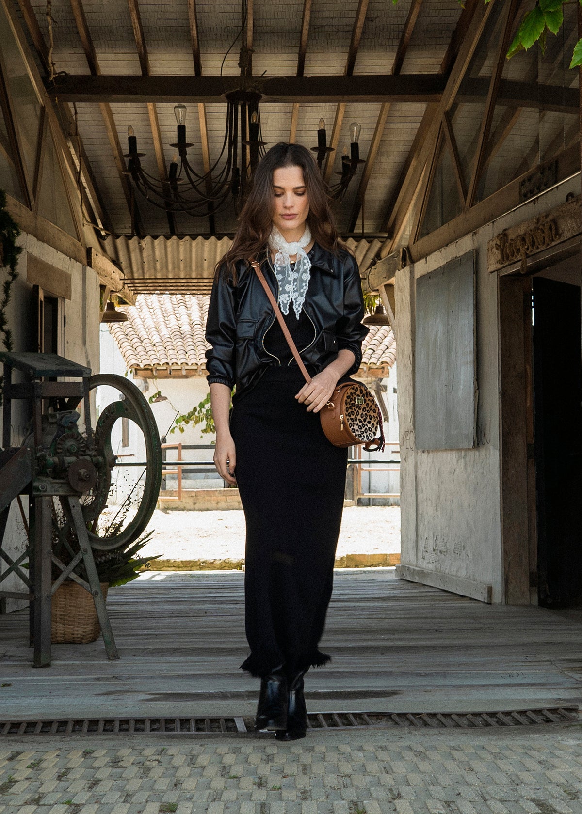 Chaqueta color negro con corte clásico y acabado brillante 105826