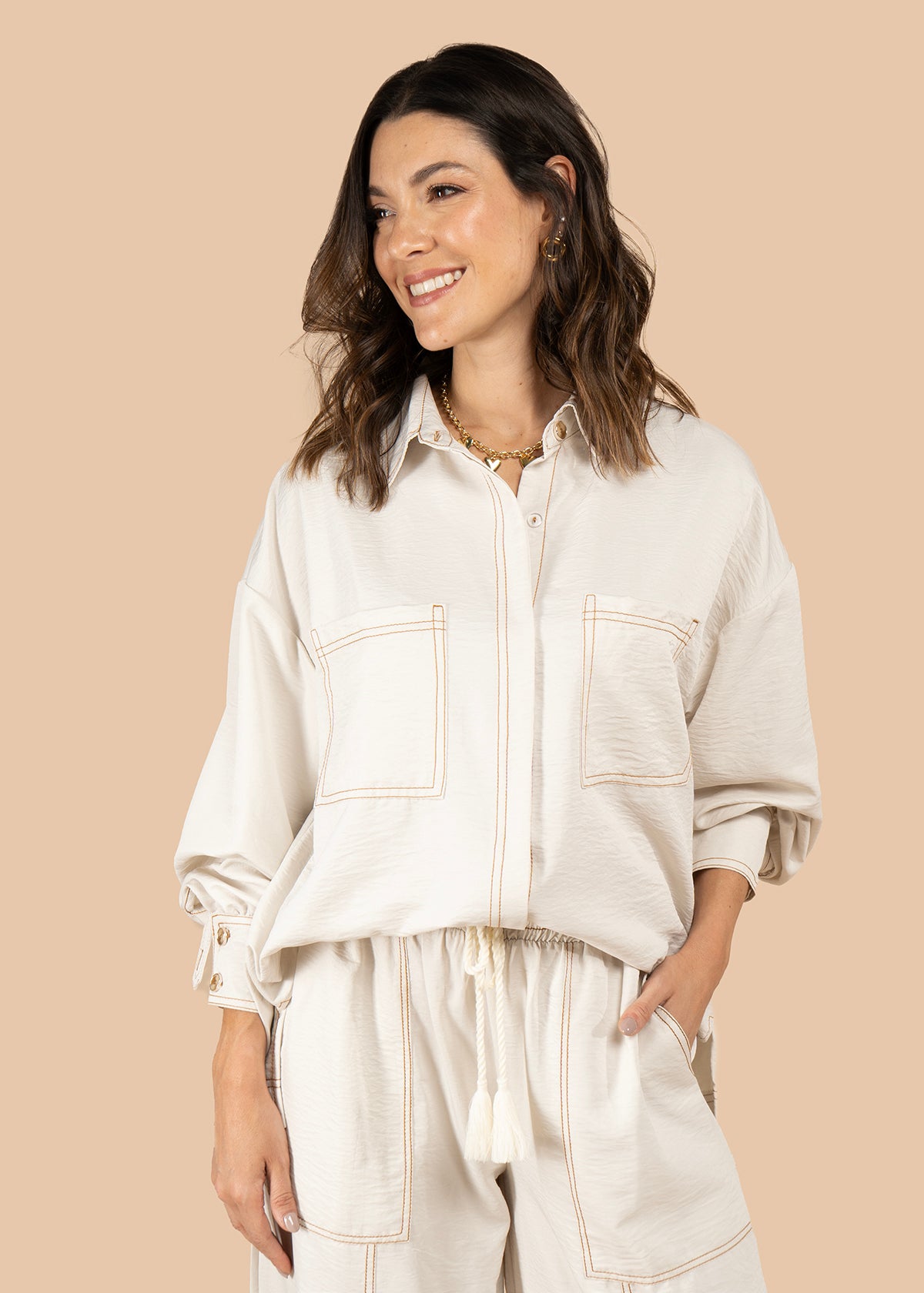 Blusa color beige con bolsillos frontales y bordados 105827