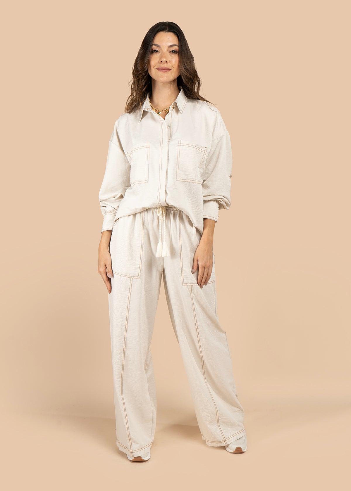 Blusa color beige con bolsillos frontales y bordados 105827