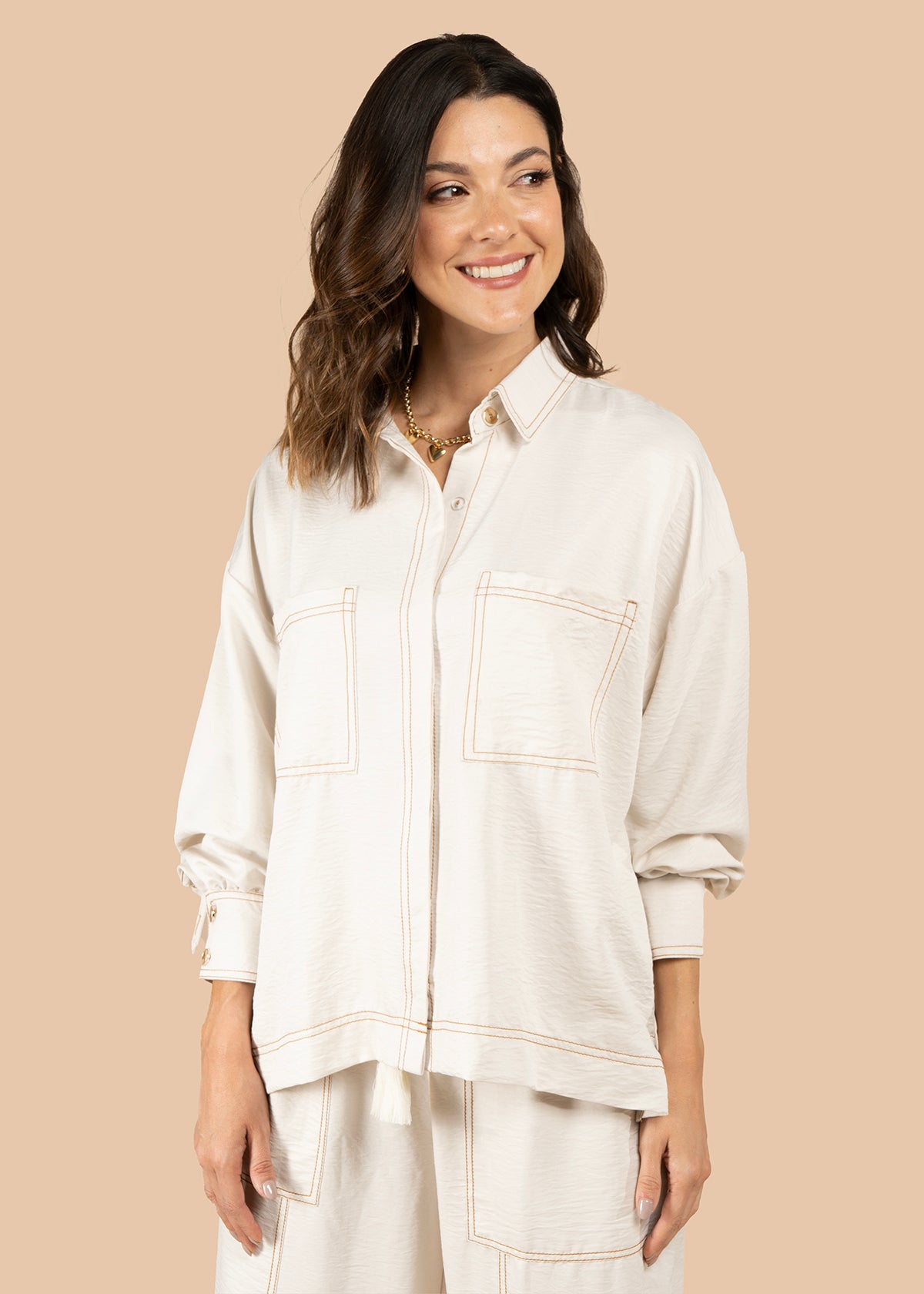 Blusa color beige con bolsillos frontales y bordados 105827